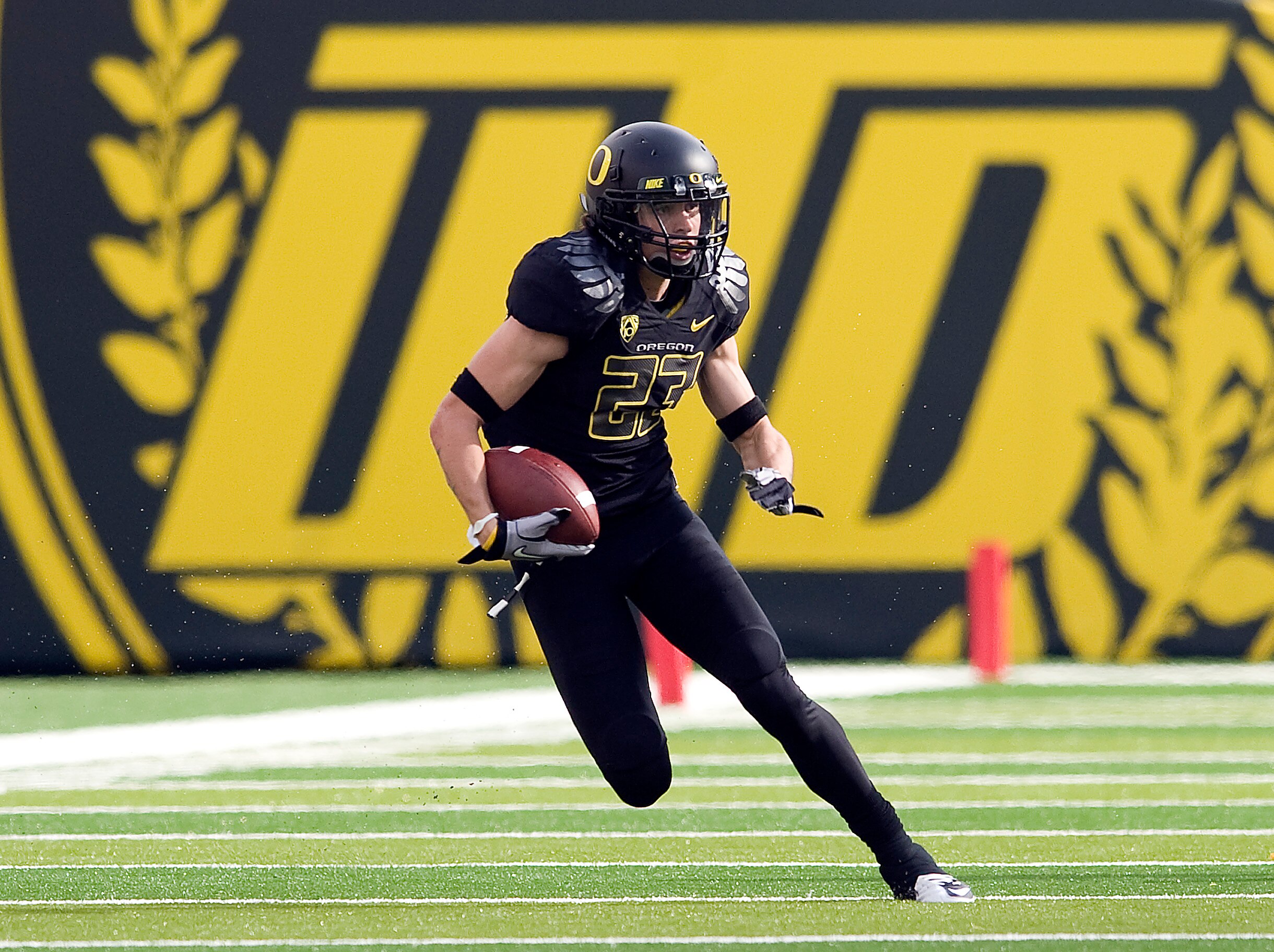 EUGENE, OR - NOVEMBER 6: Wide receiver Jeff Maehl #23 of the Oregon Ducks runs with the ball after making a reception in the first quarter of the game against the Washington Huskies at Autzen Stadium on November 6, 2010 in Eugene, Oregon. The Ducks won th