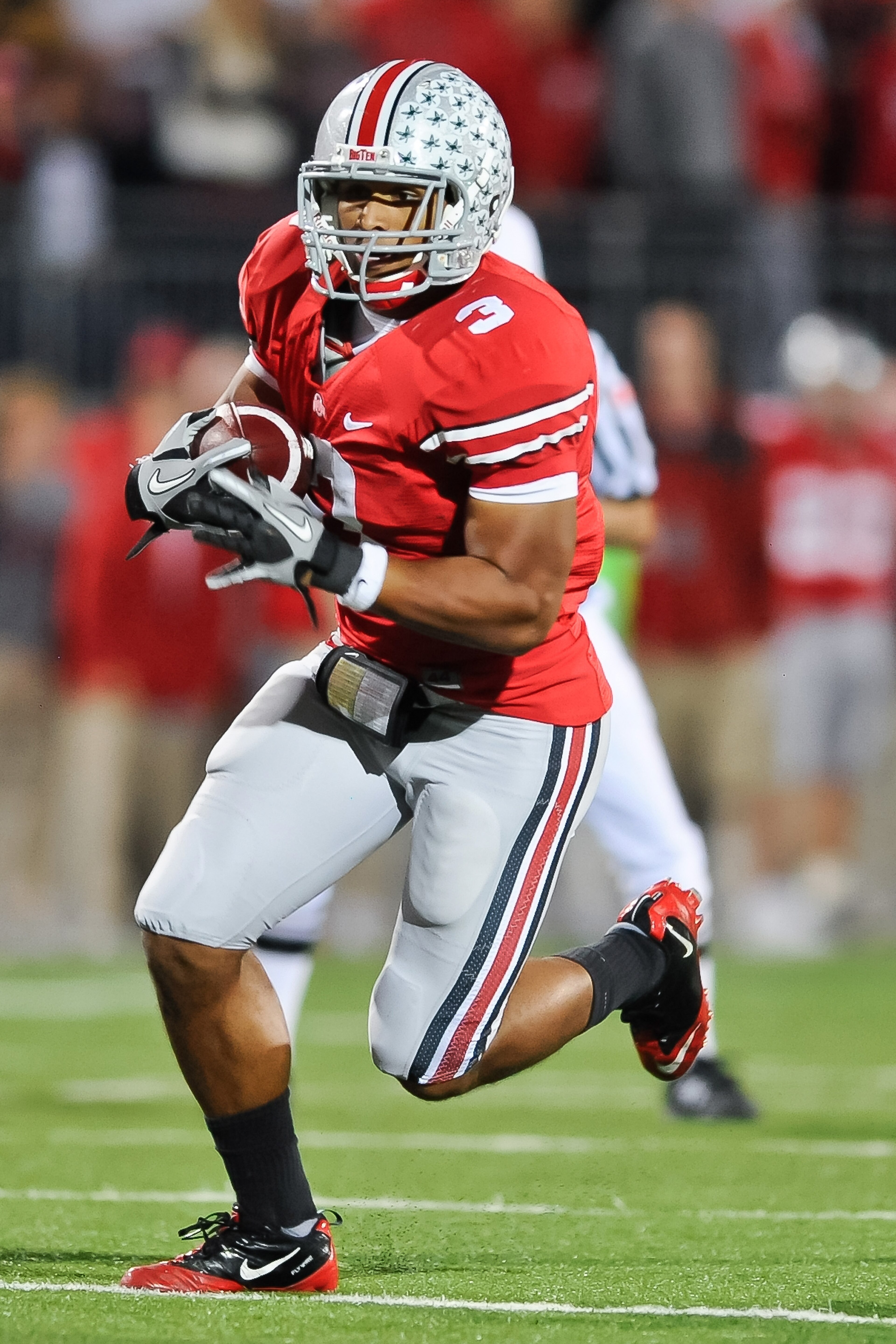 COLUMBUS, OH - NOVEMBER 13:  Brandon Saine #3 of the Ohio State Buckeyes runs with the ball against the Penn State Nittany Lions at Ohio Stadium on November 13, 2010 in Columbus, Ohio.  (Photo by Jamie Sabau/Getty Images)