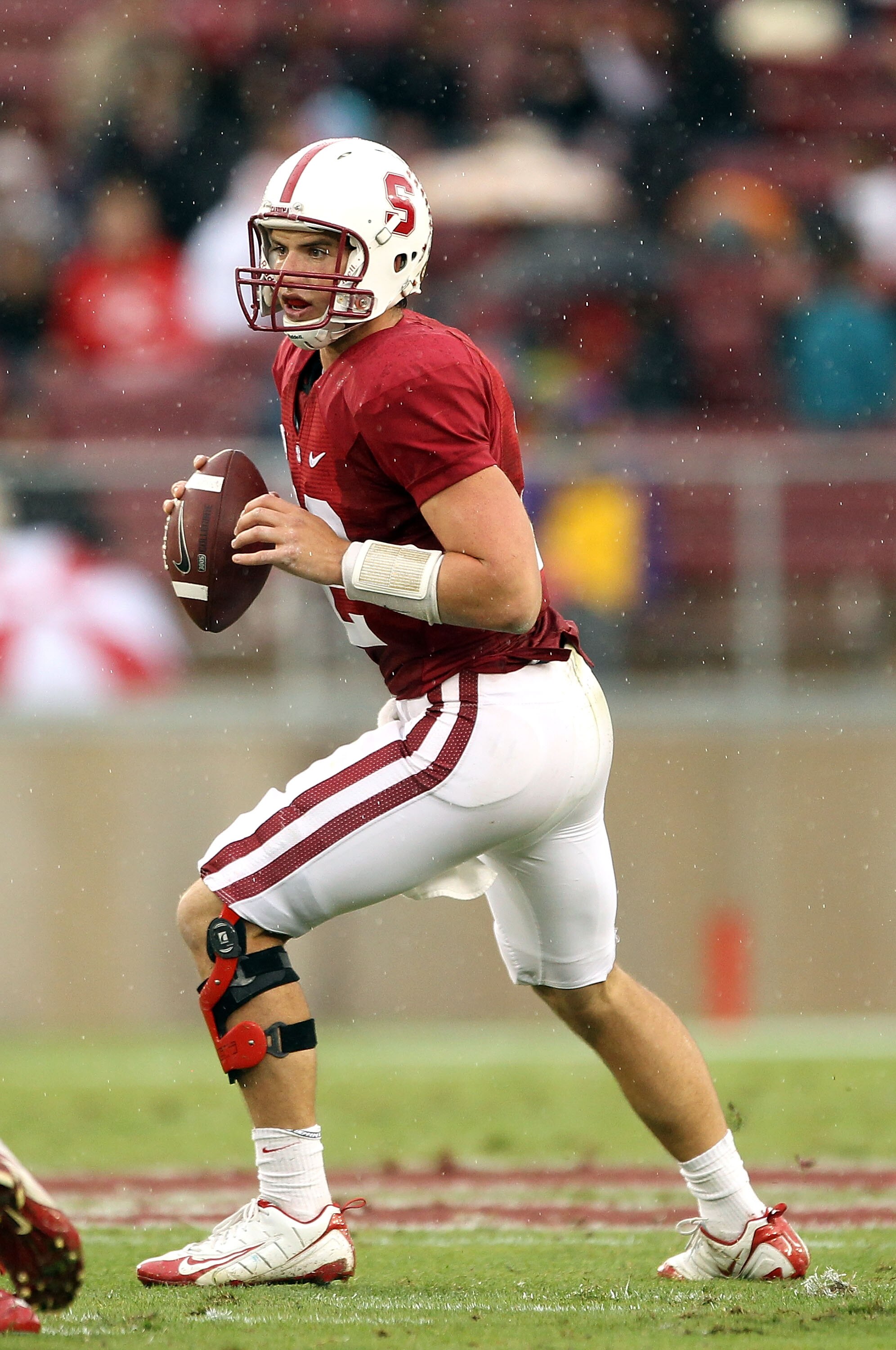 PALO ALTO, CA - OCTOBER 23:  Andrew Luck #12 of the Stanford Cardinal drops back to pass against the Washington State Cougars at Stanford Stadium on October 23, 2010 in Palo Alto, California.  (Photo by Ezra Shaw/Getty Images)