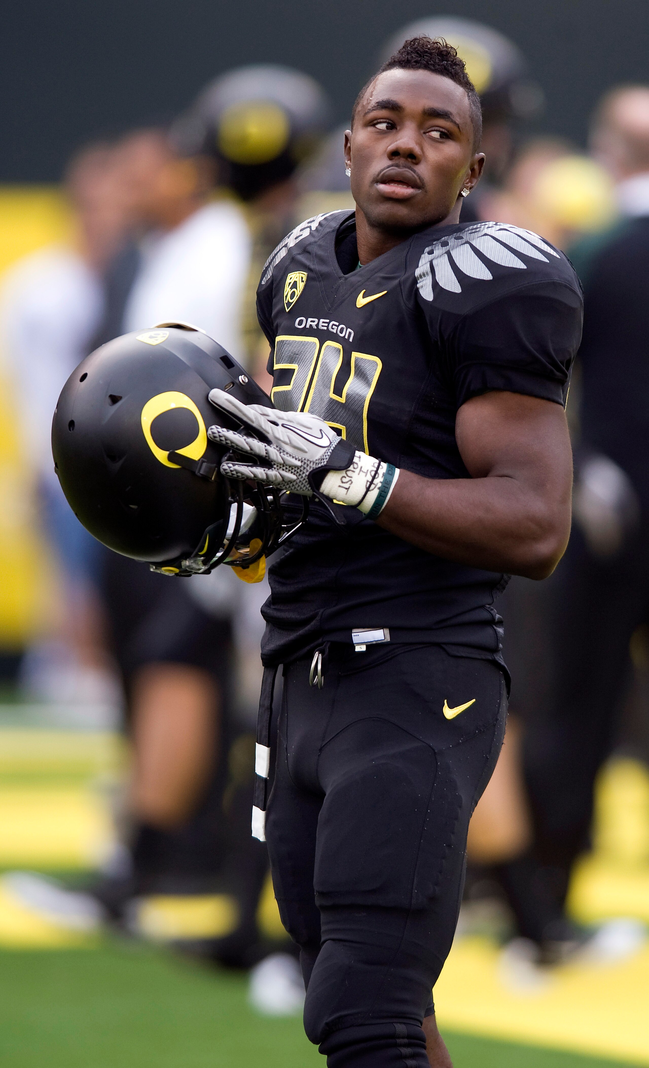 EUGENE, OR - NOVEMBER 6: Running back Kenjon Barner #24 of the Oregon Ducks warms up before the start of the game against the Washington Huskies at Autzen Stadium on November 6, 2010 in Eugene, Oregon. (Photo by Steve Dykes/Getty Images)