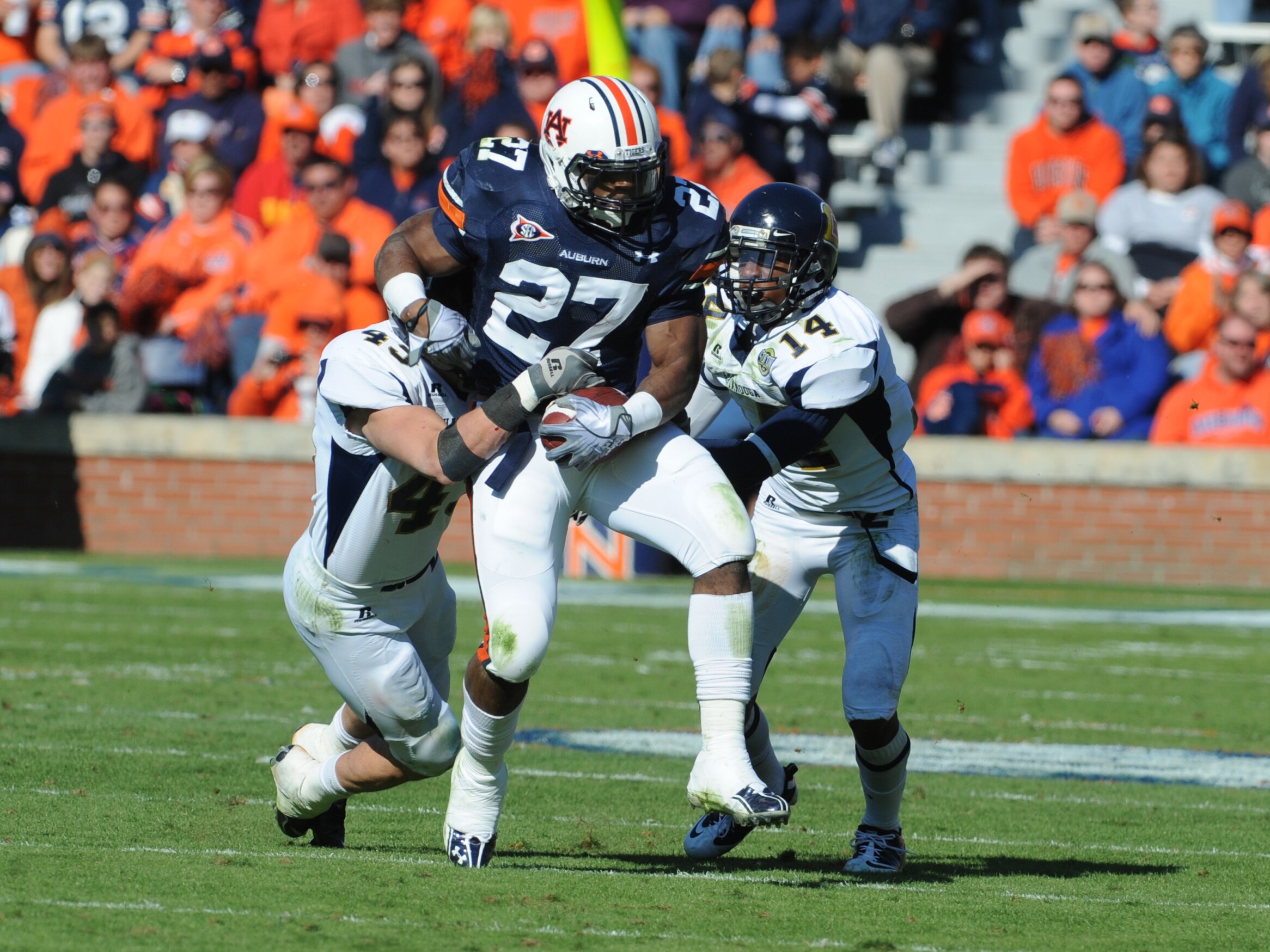 AUBURN, AL - NOVEMBER 06:  Running back Mario Fannin #27 of the Auburn Tigers rushes upfield against the Chattanooga Mocs November 6, 2010 at Jordan-Hare Stadium in Auburn, Alabama.  (Photo by Al Messerschmidt/Getty Images)