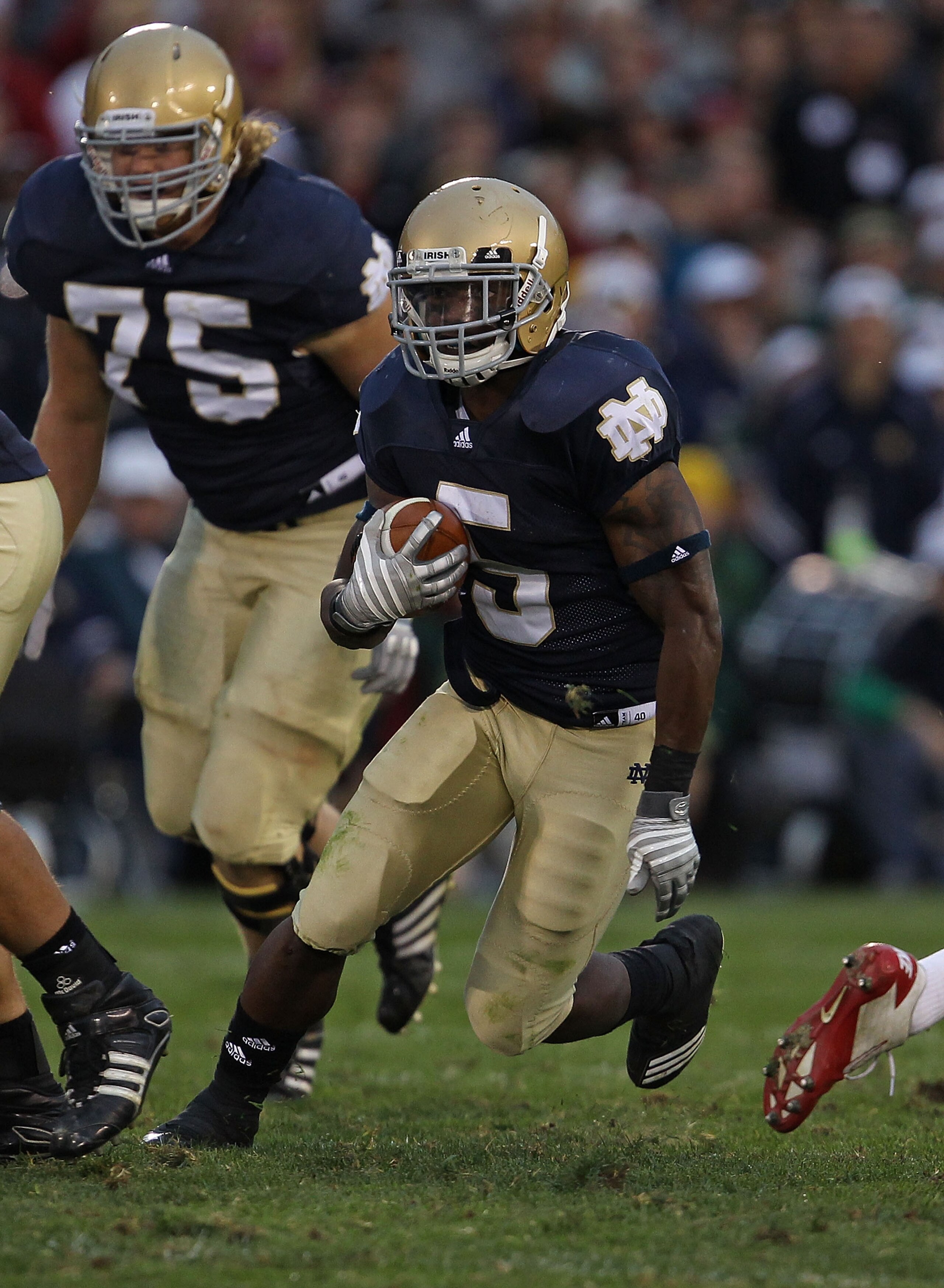 SOUTH BEND, IN - SEPTEMBER 25: Armando Allen Jr. #5 of the Notre Dame Fighting Irish runs against the Stanford Cardinal at Notre Dame Stadium on September 25, 2010 in South Bend, Indiana. Stanford defeated Notre Dame 37-14. (Photo by Jonathan Daniel/Getty