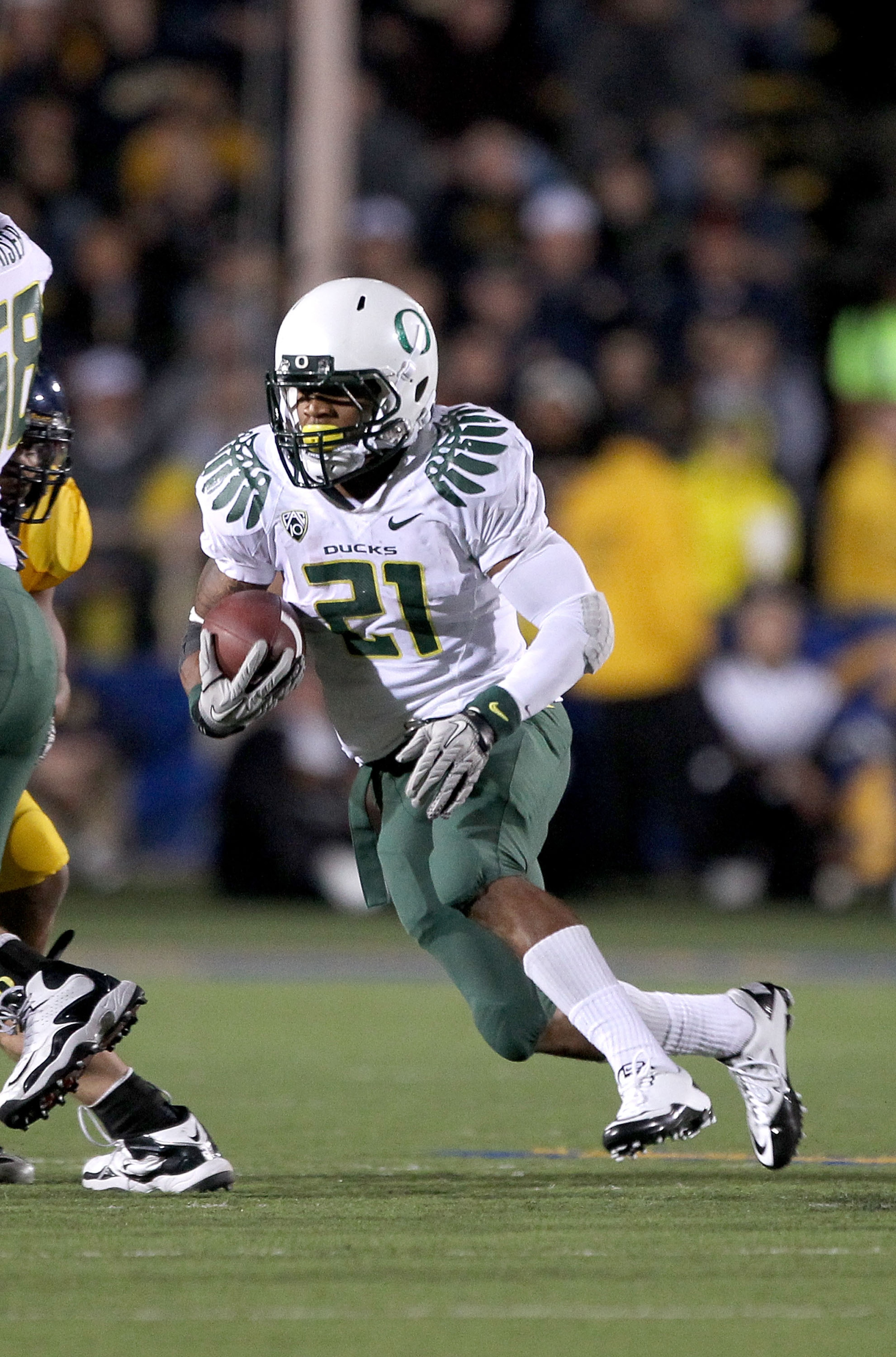 BERKELEY, CA - NOVEMBER 13:  LaMichael James #21 of the Oregon Ducks in action during their game against the California Golden Bears  at California Memorial Stadium on November 13, 2010 in Berkeley, California.  (Photo by Ezra Shaw/Getty Images)
