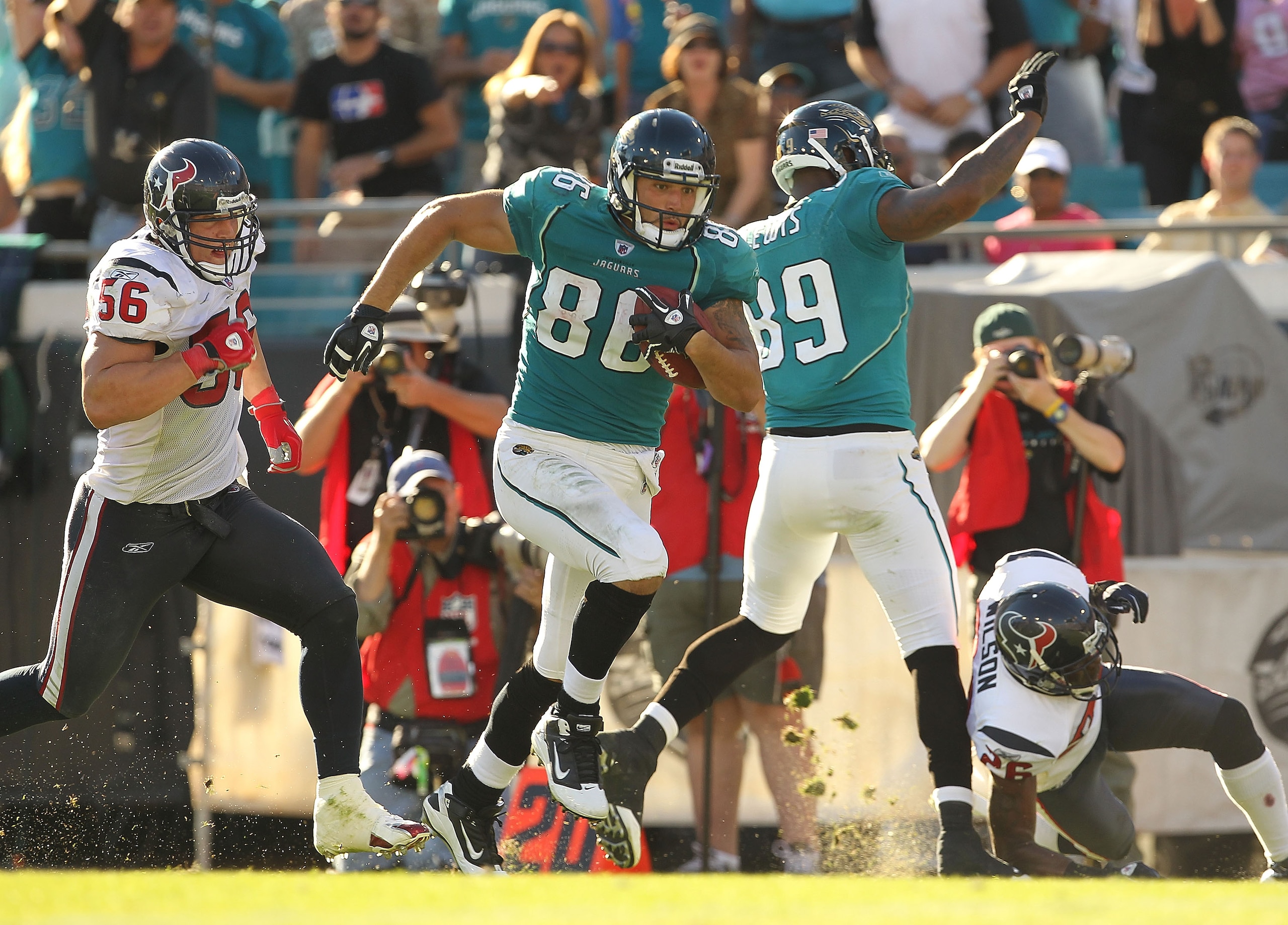 JACKSONVILLE, FL - NOVEMBER 14: Zach Potter #86 of the Jacksonville Jaguars runs the ball in for a touchdown during a game against the Houston Texans at EverBank Field on November 14, 2010 in Jacksonville, Florida.  (Photo by Mike Ehrmann/Getty Images)