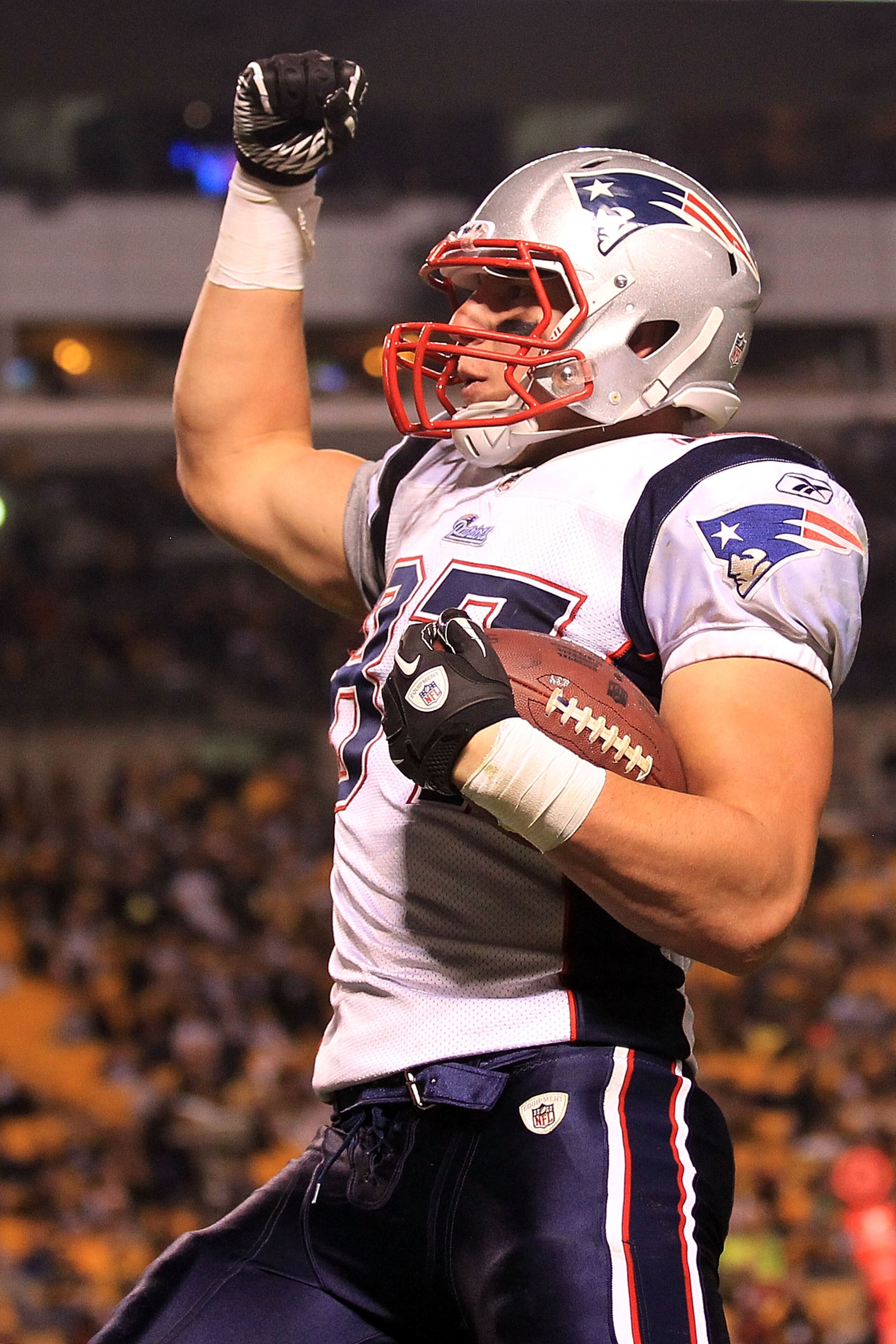 PITTSBURGH - NOVEMBER 14:  Rob Gronkowski #87 of the New England Patriots celebrates scoring a touchdown against the Pittsburgh Steelers on November 14, 2010 at Heinz Field in Pittsburgh, Pennsylvania.  (Photo by Chris McGrath/Getty Images)