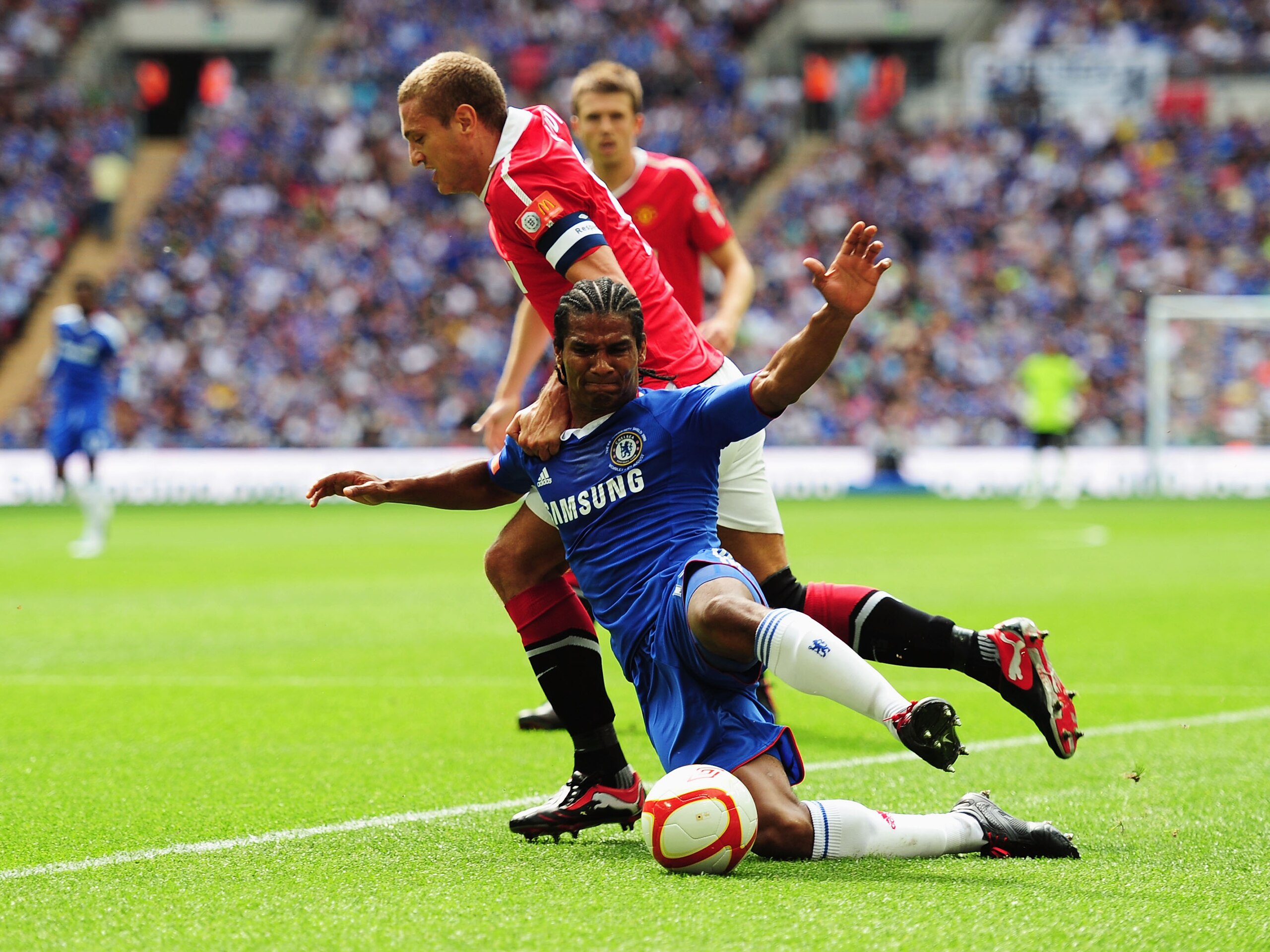 LONDON, ENGLAND - AUGUST 08:  Nemanja Vidic of Manchester United holds off Florent Malouda of Chelsea during the FA Community Shield match between Chelsea and Manchester United at Wembley Stadium on August 8, 2010 in London, England.  (Photo by Laurence G
