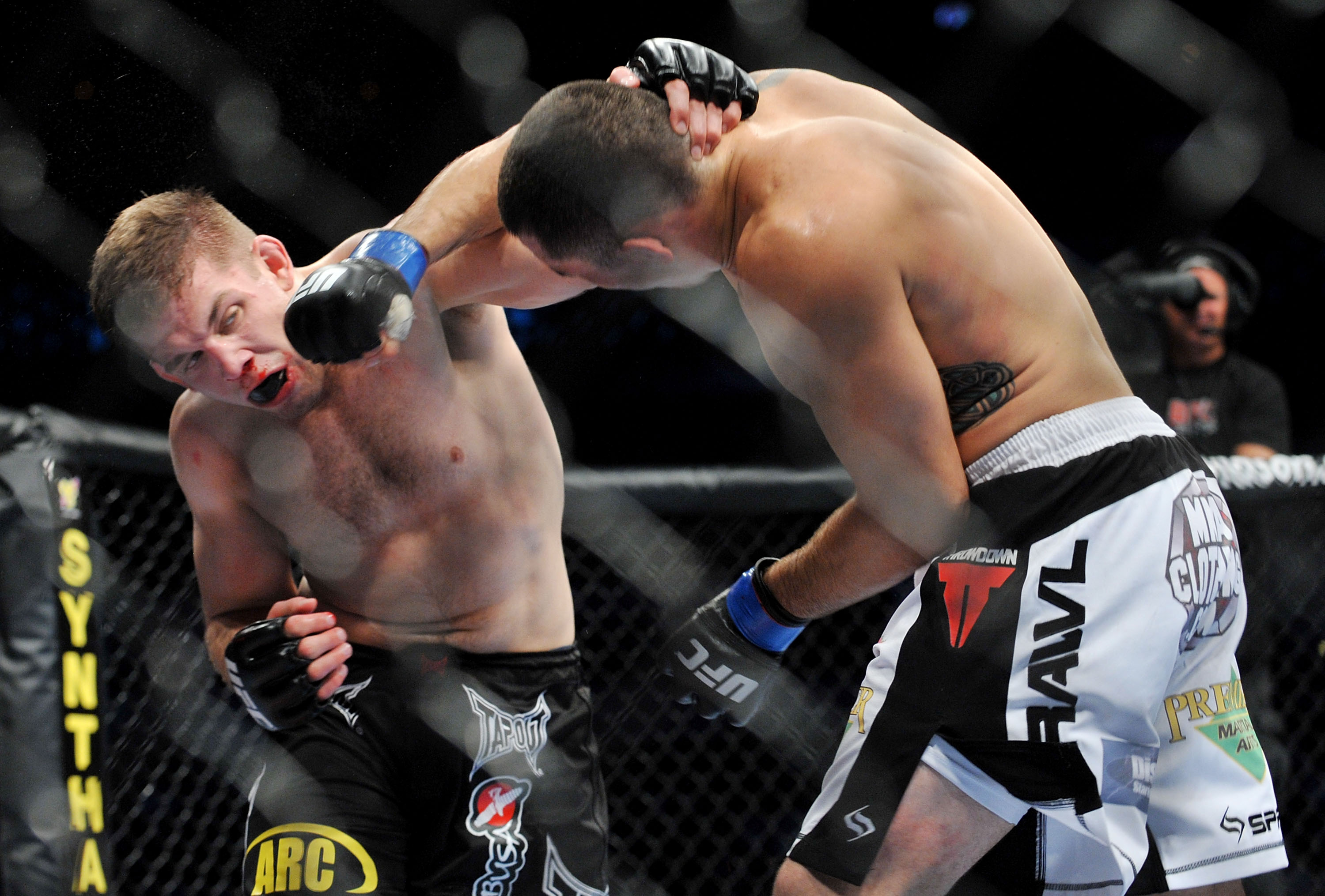 DALLAS - SEPTEMBER 19:  UFC fighter Nik Lentz (L) battles UFC fighter Rafaello Oliveira (R) during their Lightweight bout at UFC 103: Franklin vs. Belfort at the American Airlines Center on September 19, 2009 in Dallas, Texas.  (Photo by Jon Kopaloff/Gett