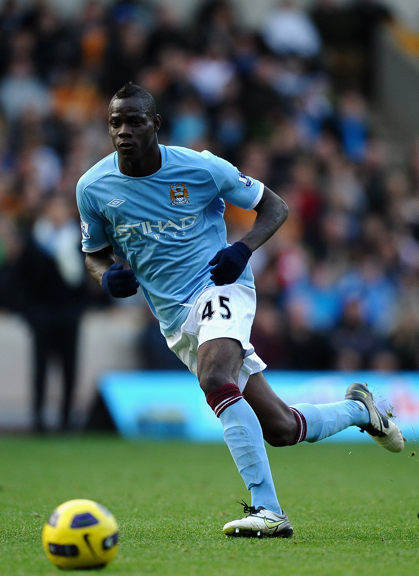 WOLVERHAMPTON, ENGLAND - OCTOBER 30: Mario Balotelli of Manchester City in action during the Barclays Premier League match between Wolverhampton Wanderers and Manchester City at Molineux on October 30, 2010 in Wolverhampton, England.  (Photo by Laurence G