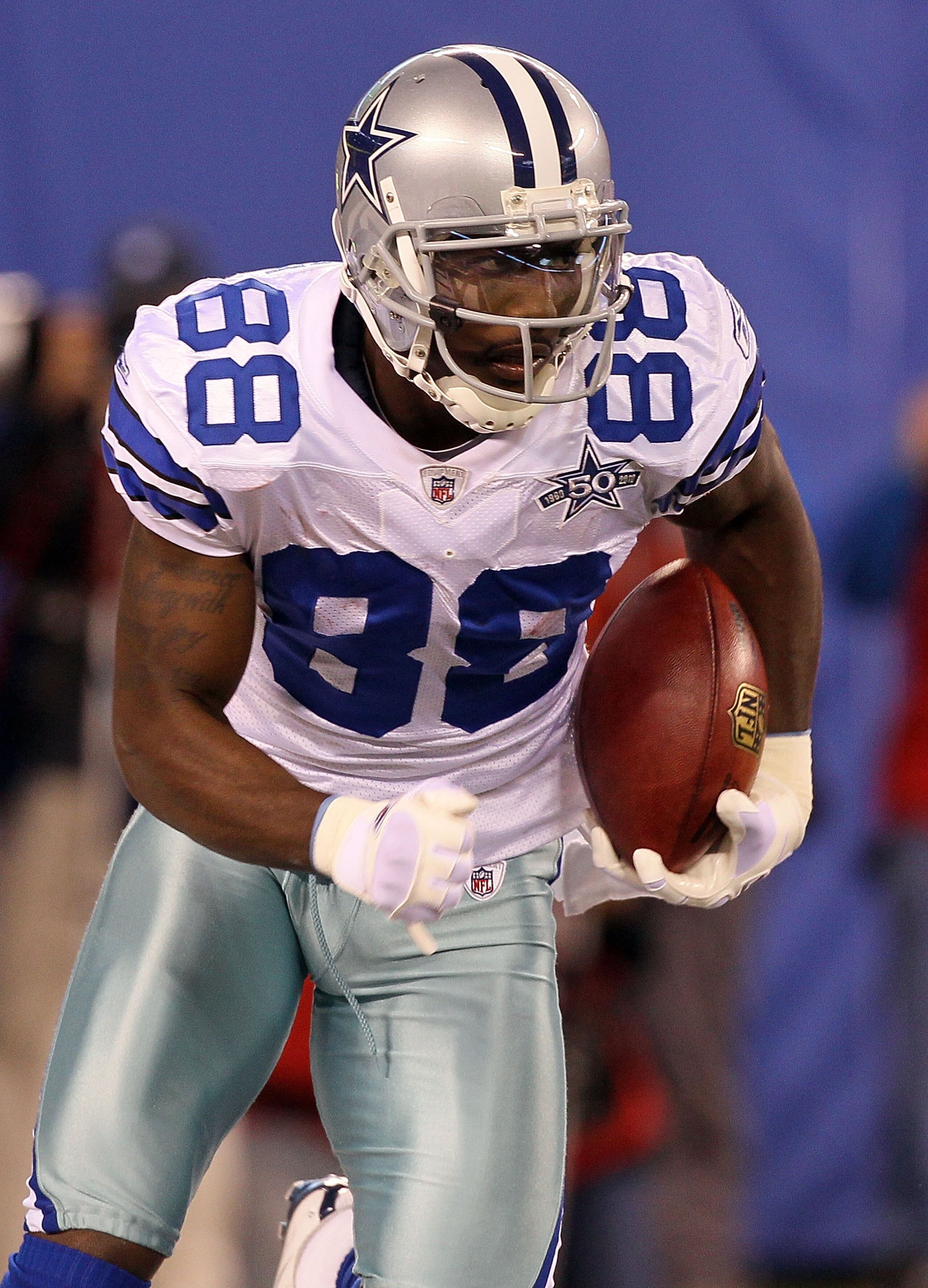 EAST RUTHERFORD, NJ - NOVEMBER 14:  Dez Bryant #88 of the Dallas Cowboys runs the ball against the New York Giants on November 14, 2010 at the New Meadowlands Stadium in East Rutherford, New Jersey.  (Photo by Jim McIsaac/Getty Images)