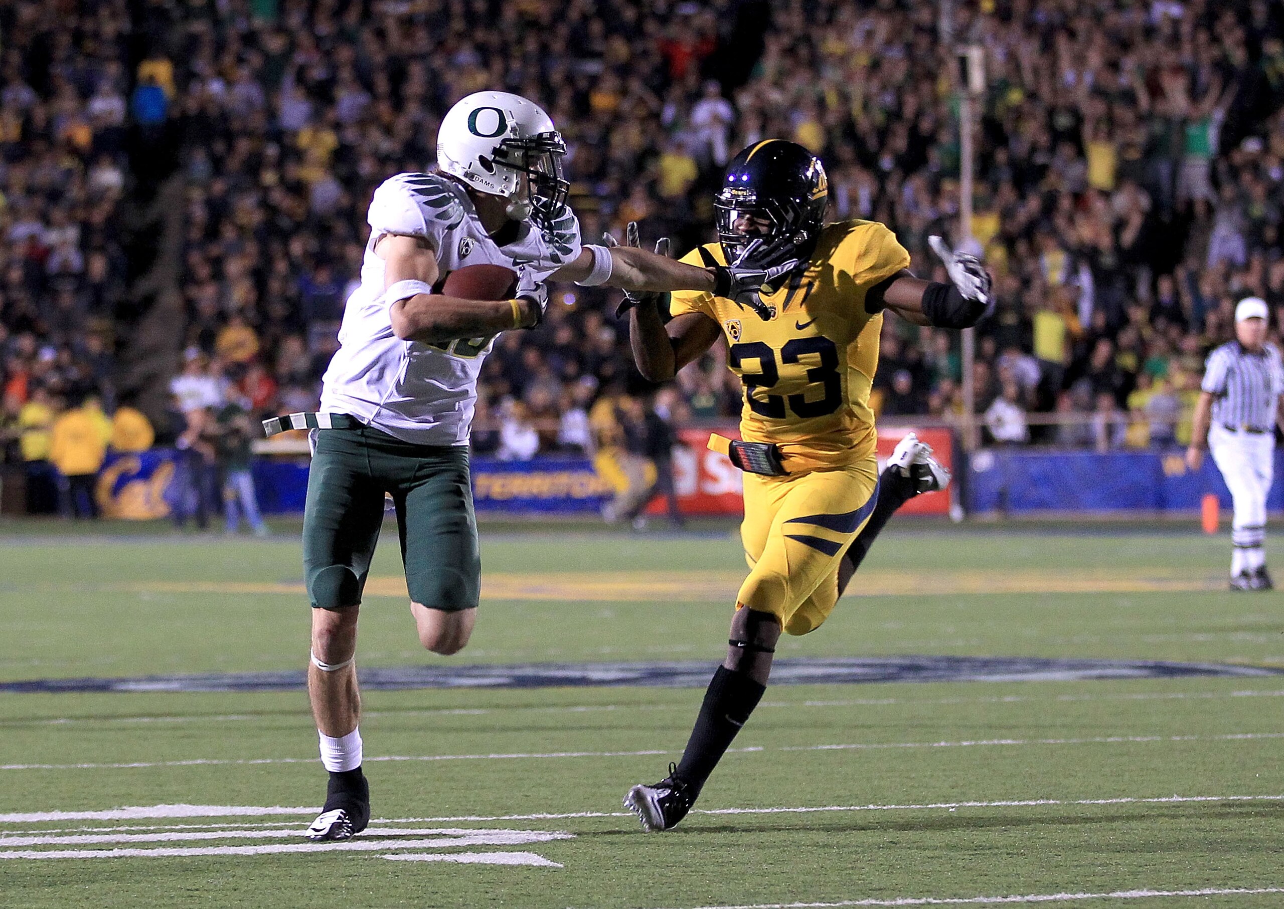 BERKELEY, CA - NOVEMBER 13:  Jeff Maehl #23 of the Oregon Ducks outruns Josh Hill #23 of the California Golden Bears to score a touchdown at California Memorial Stadium on November 13, 2010 in Berkeley, California.  (Photo by Ezra Shaw/Getty Images)