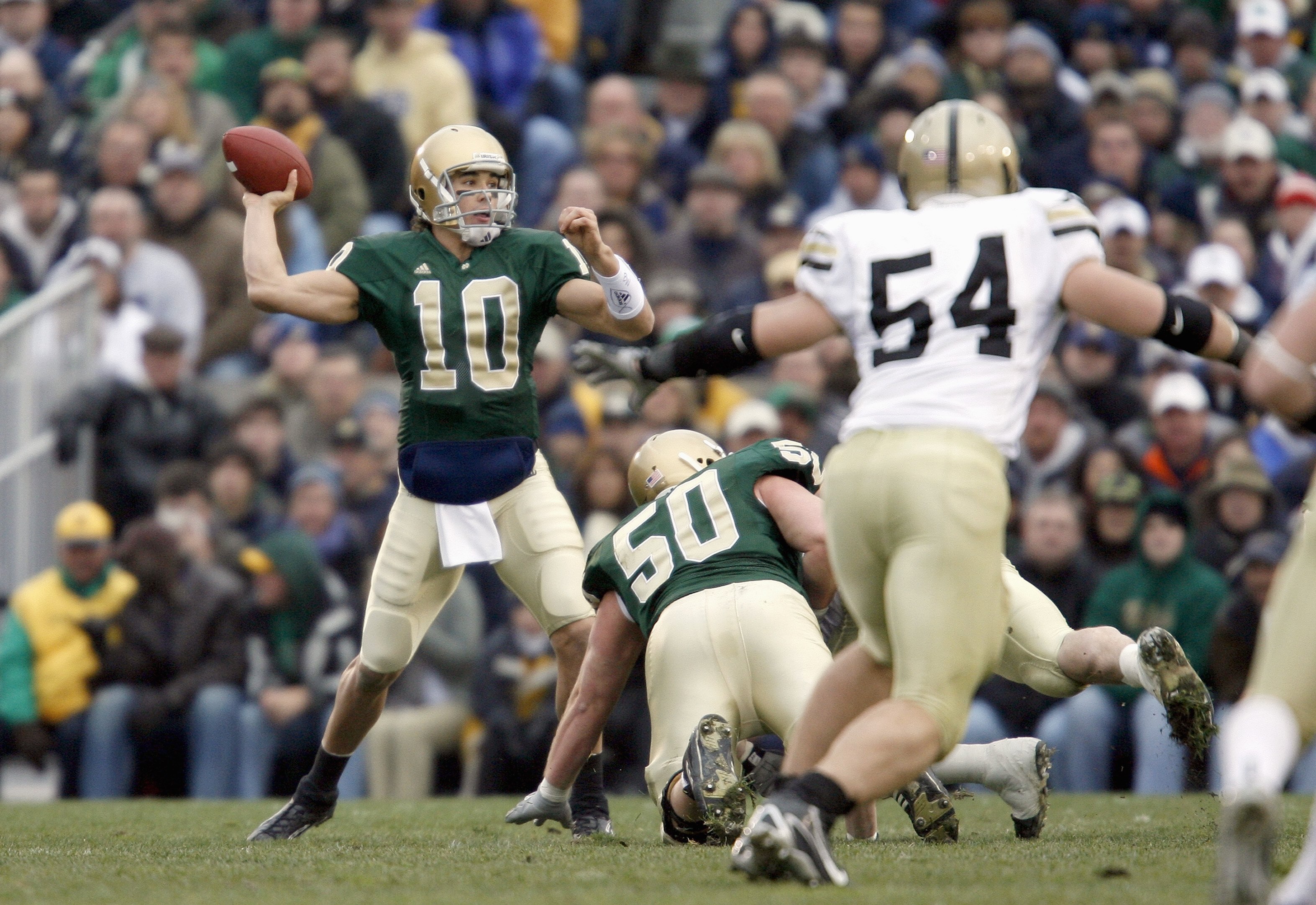 SOUTH BEND, IN - NOVEMBER 18:  Brady Quinn #10 of the Notre Dame Fighting Irish passes the ball during the game against the Army Black Knights at Notre Dame Stadium on November 18, 2006 in South Bend, Indiana. The Fighting Irish beat the Black Knights 41-