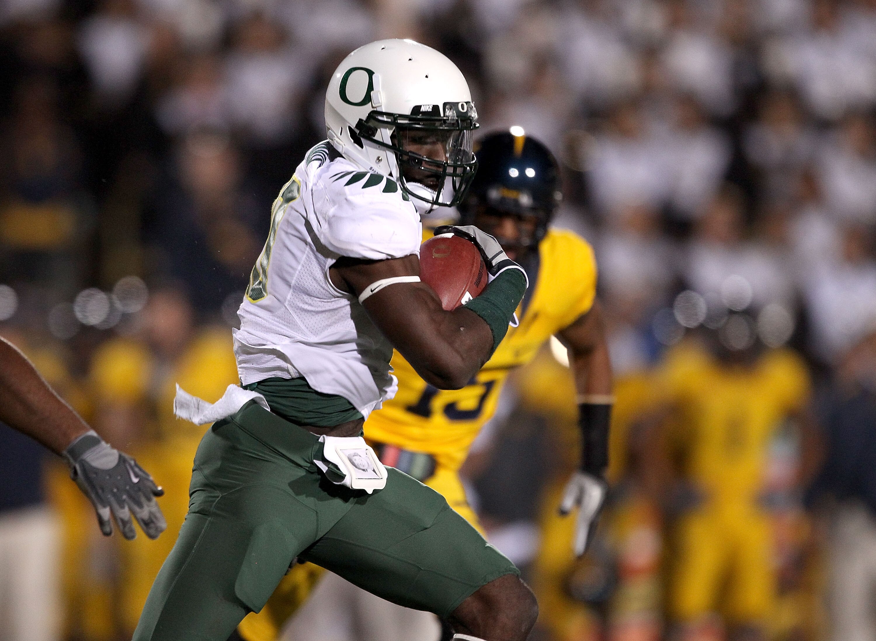 BERKELEY, CA - NOVEMBER 13: Drew Davis #10 of the Oregon Ducks runs with the ball against the California Golden Bears at California Memorial Stadium on November 13, 2010 in Berkeley, California.  (Photo by Ezra Shaw/Getty Images)
