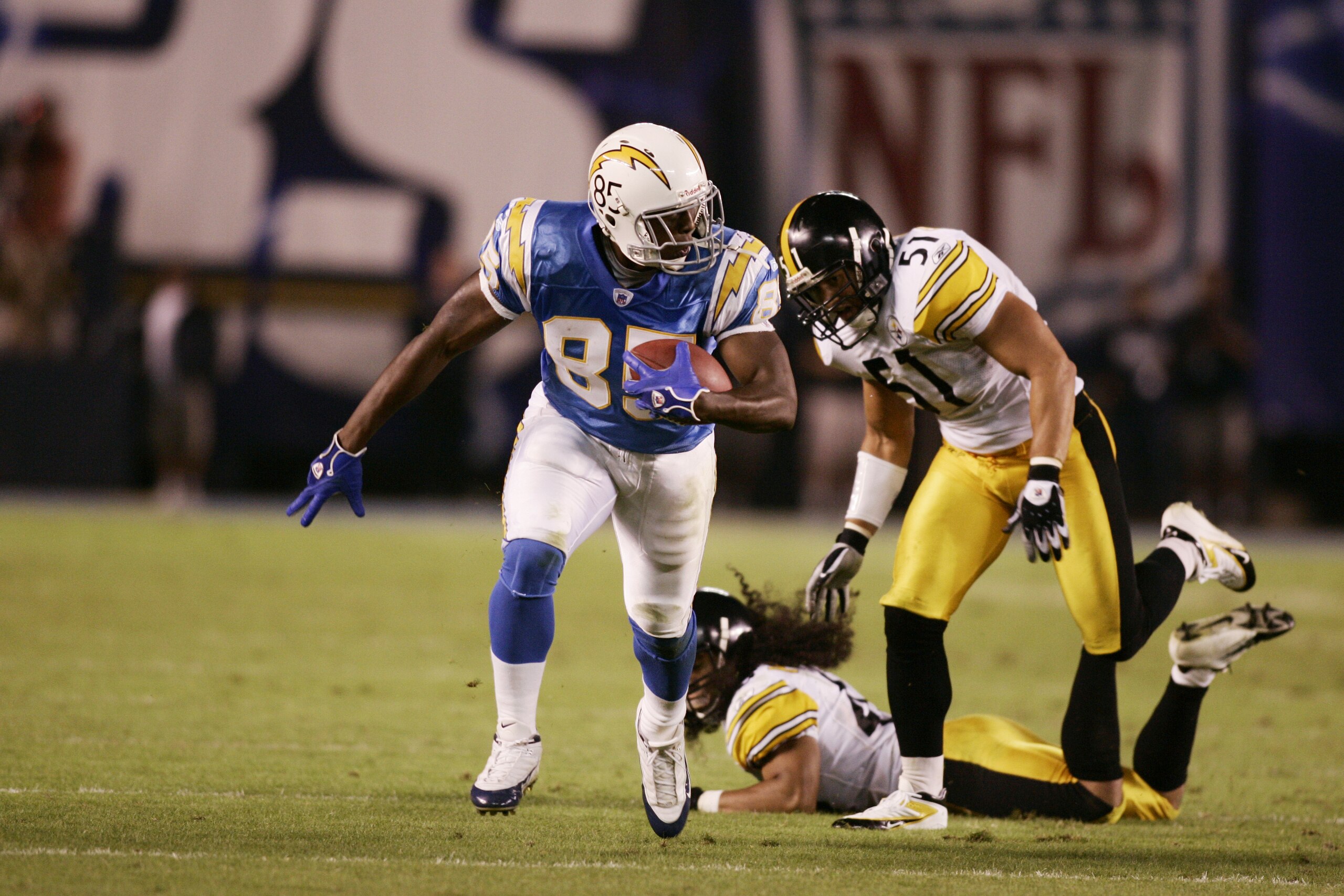 SAN DIEGO - OCTOBER 10: Tight end Antonio Gates #85 of the San Diego Chargers carries the ball against linebacker James Farrior #51 of the Pittsburgh Steelers at Qualcomm Stadium on October 10, 2005 in San Diego, California. The Steelers defeated the Cha SAN DIEGO - OCTOBER 10: Tight end Antonio Gates #85 of the San Diego Chargers carries the ball against linebacker James Farrior #51 of the Pittsburgh Steelers at Qualcomm Stadium on October 10, 2005 in San Diego, California. The Steelers defeated the Cha