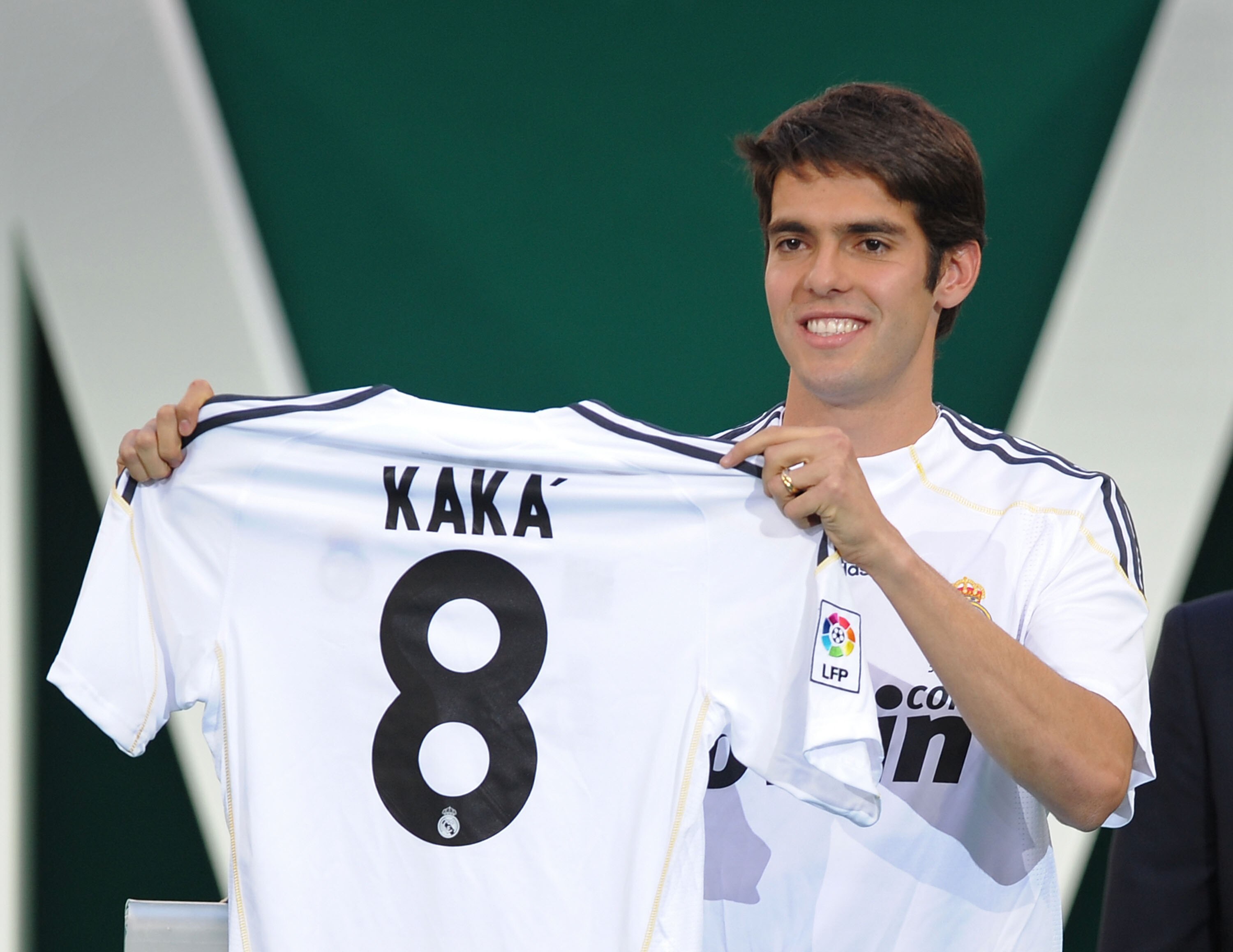 MADRID, SPAIN - JUNE 30:  New signing Kaka presents his new Real Madrid shirt during his official presentation as a Real Madrid player at the Santiago Bernabeu Stadium on June 30, 2009 in Madrid, Spain.  (Photo by Denis Doyle/Getty Images)