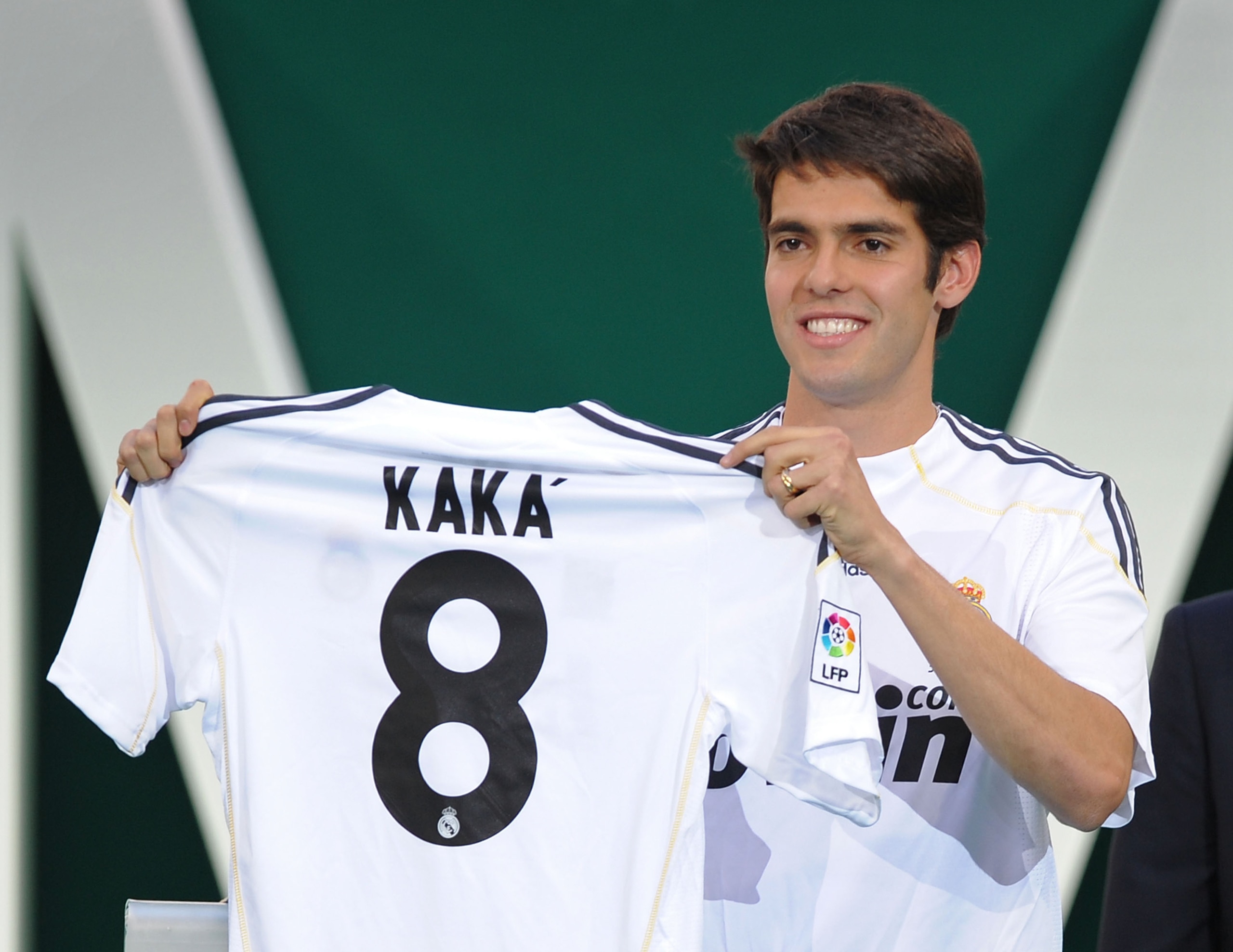 MADRID, SPAIN - JUNE 30:  New signing Kaka presents his new Real Madrid shirt during his official presentation as a Real Madrid player at the Santiago Bernabeu Stadium on June 30, 2009 in Madrid, Spain.  (Photo by Denis Doyle/Getty Images)