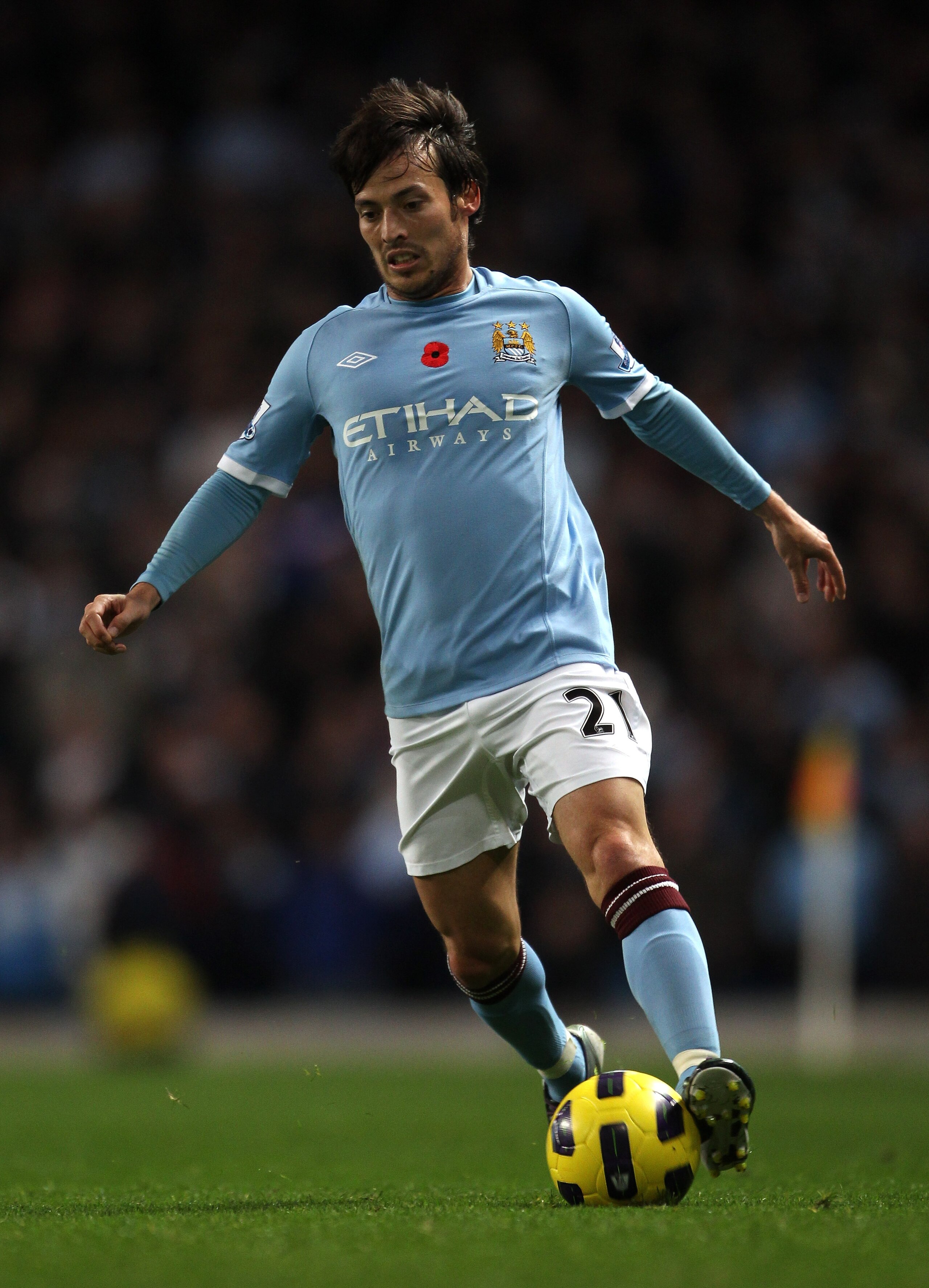 MANCHESTER, ENGLAND - NOVEMBER 13:  David Silva of Manchester City controls the ball during the Barclays Premier League match between Manchester City and Birmingham City at City of Manchester Stadium on November 13, 2010 in Manchester, England.  (Photo by