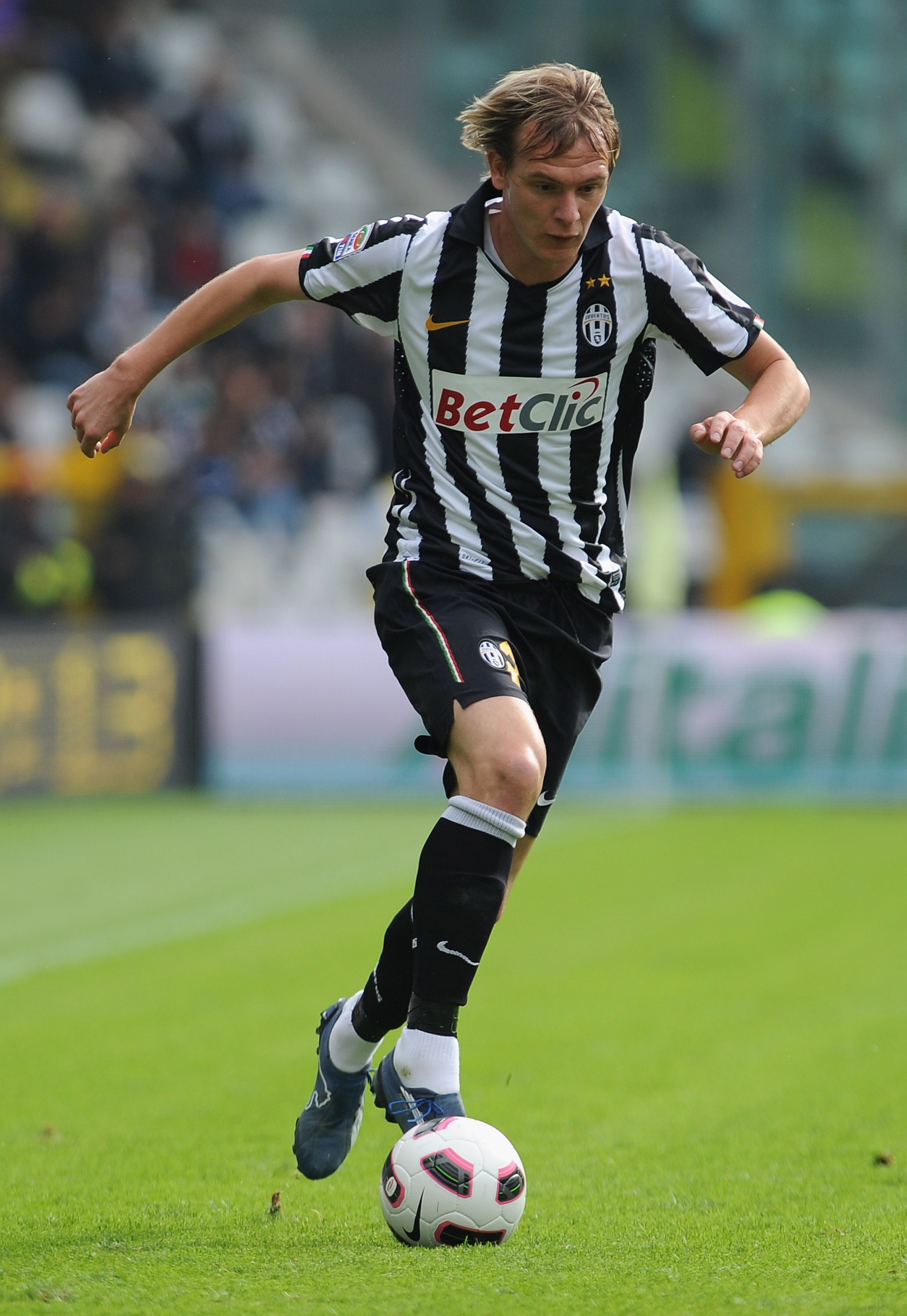 TURIN, ITALY - OCTOBER 17:  Milos Krasic of Juventus FC in action during the Serie A match between Juventus FC and US Lecce at Olimpico Stadium on October 17, 2010 in Turin, Italy.  (Photo by Valerio Pennicino/Getty Images)