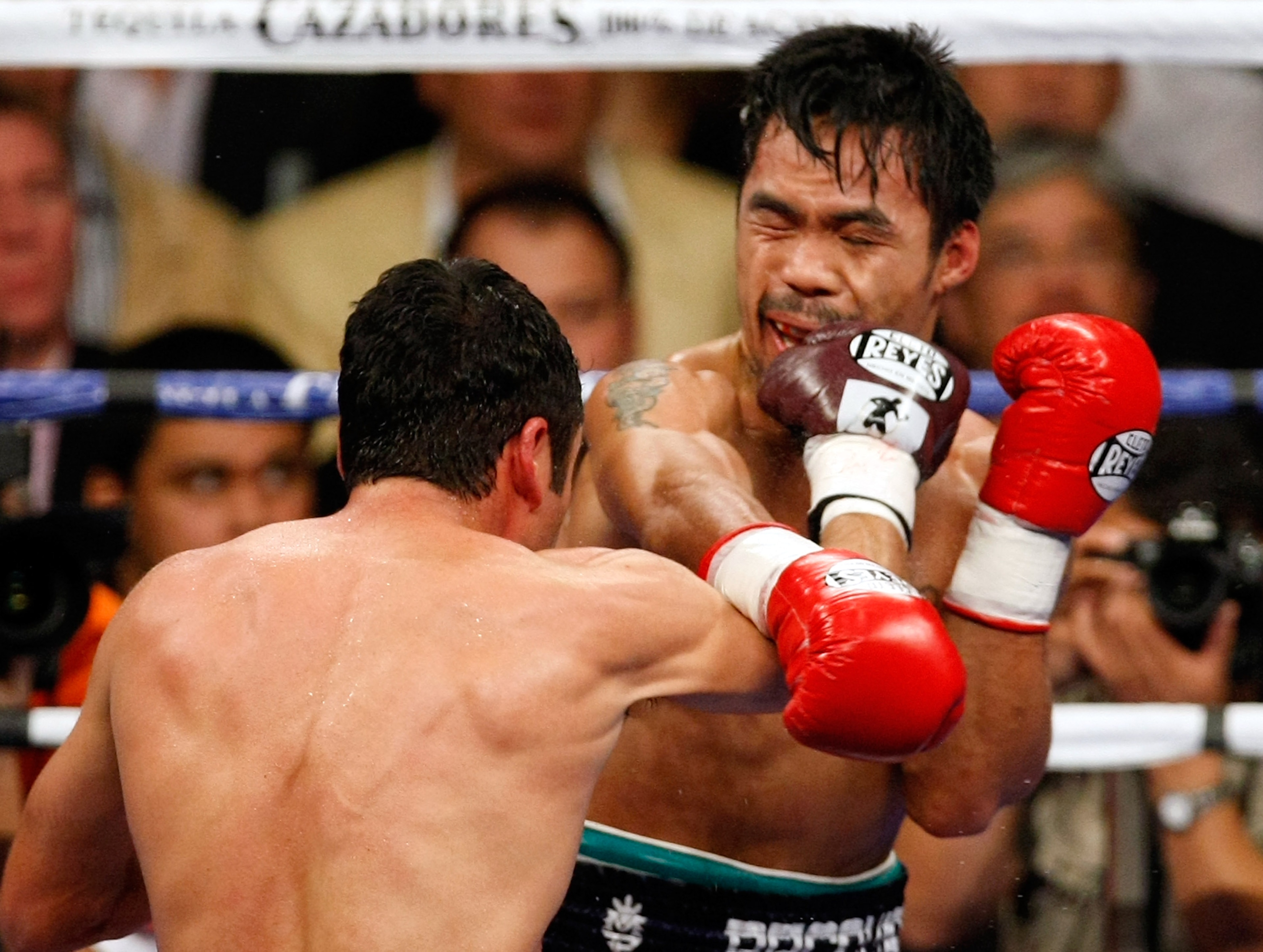 LAS VEGAS - DECEMBER 06:  Oscar De La Hoya (L) hits Manny Pacquiao in the fourth round of their welterweight bout at the MGM Grand Garden Arena December 6, 2008 in Las Vegas, Nevada.  (Photo by Ethan Miller/Getty Images)
