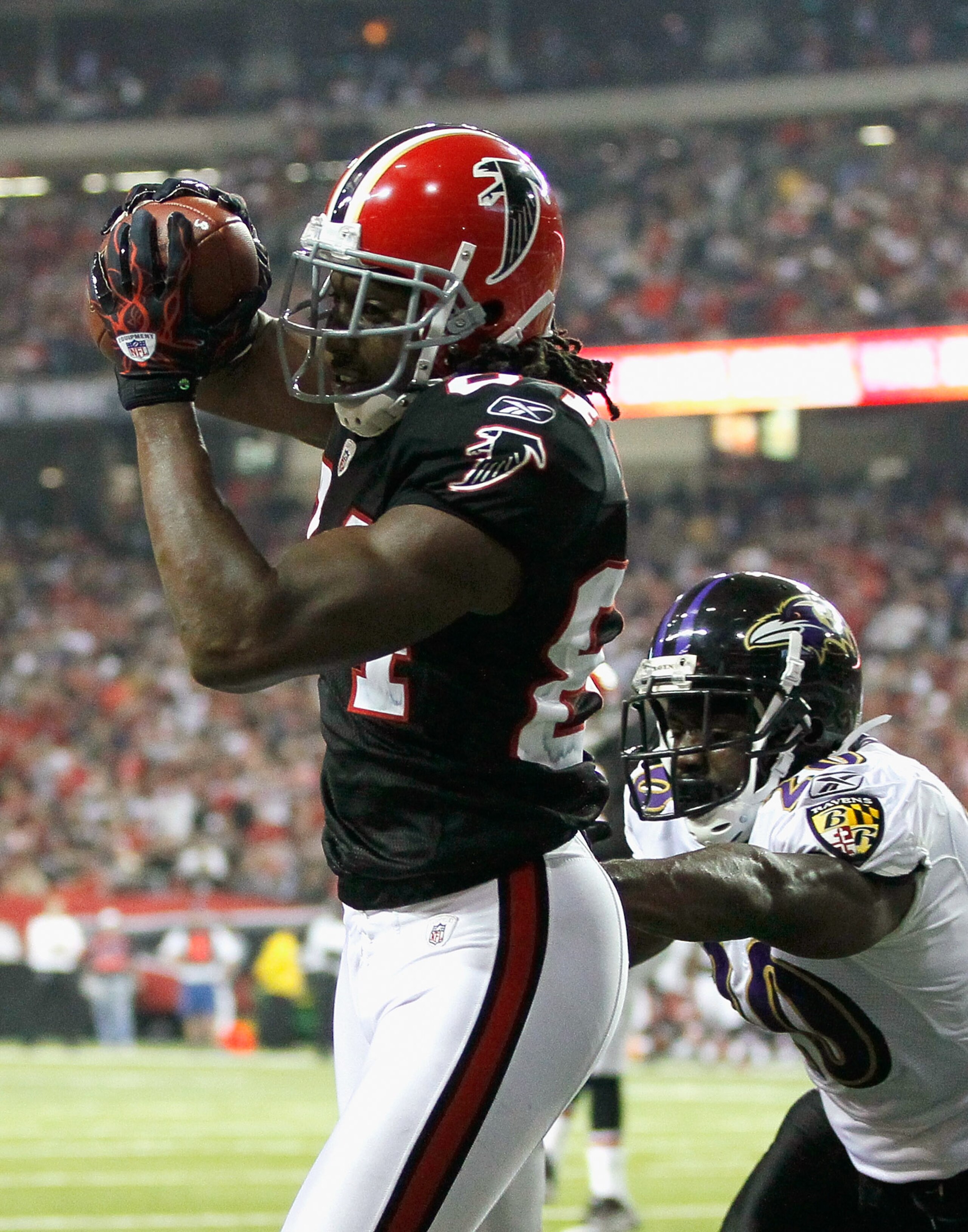 ATLANTA - NOVEMBER 11:  Roddy White #84 of the Atlanta Falcons pulls in this touchdown reception against Ed Reed #20 of the Baltimore Ravens at Georgia Dome on November 11, 2010 in Atlanta, Georgia.  (Photo by Kevin C. Cox/Getty Images)