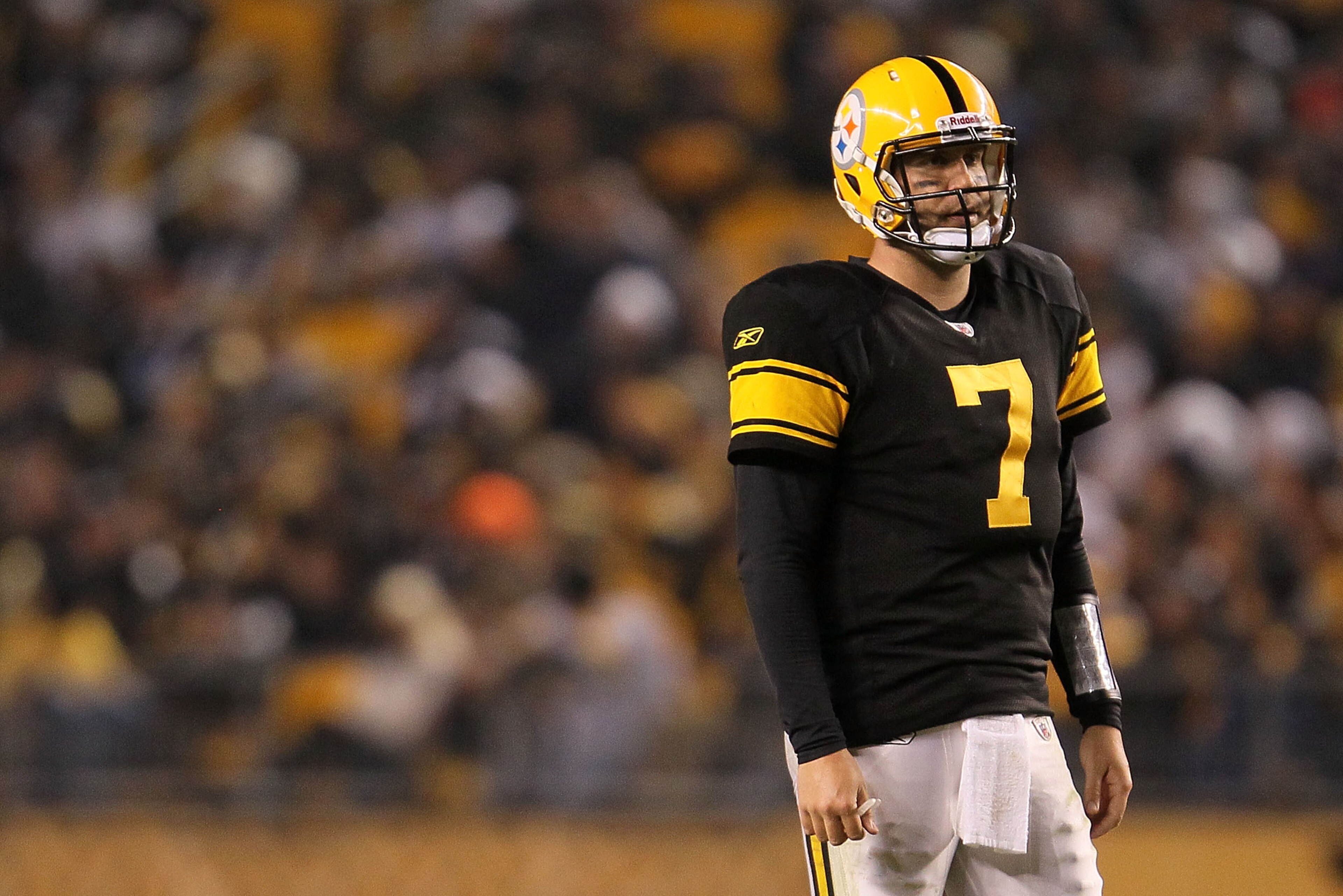 PITTSBURGH - NOVEMBER 14:  Ben Roethlisberger #7 of the Pittsburgh Steelerslooks on after an incomplete play against the New England Patriots on November 14, 2010 at Heinz Field in Pittsburgh, Pennsylvania.  (Photo by Chris McGrath/Getty Images)