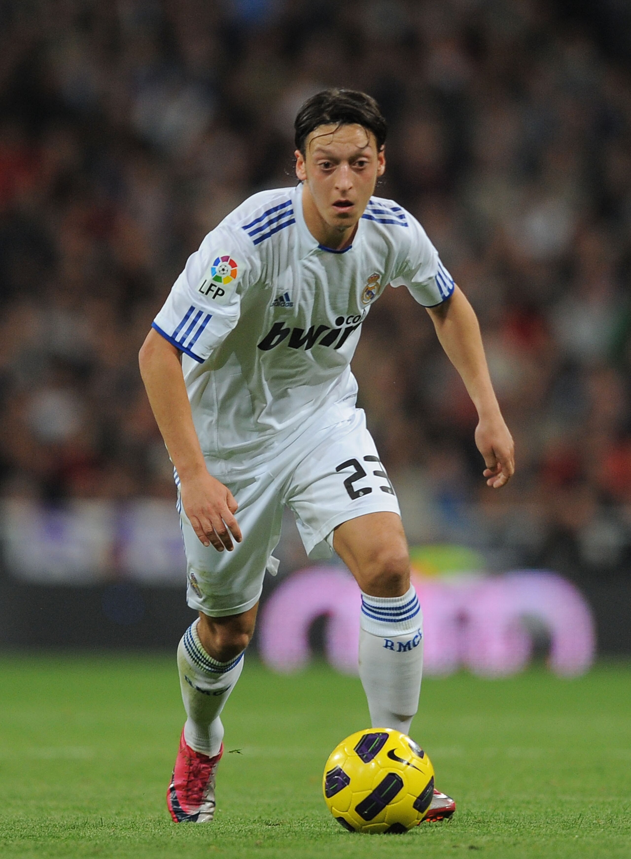 MADRID, SPAIN - NOVEMBER 07:  Mesut Ozil of Real Madrid in action during the La Liga match between Real Madrid and Atletico Madrid at Estadio Santiago Bernabeu on November 7, 2010 in Madrid, Spain.  (Photo by Denis Doyle/Getty Images)