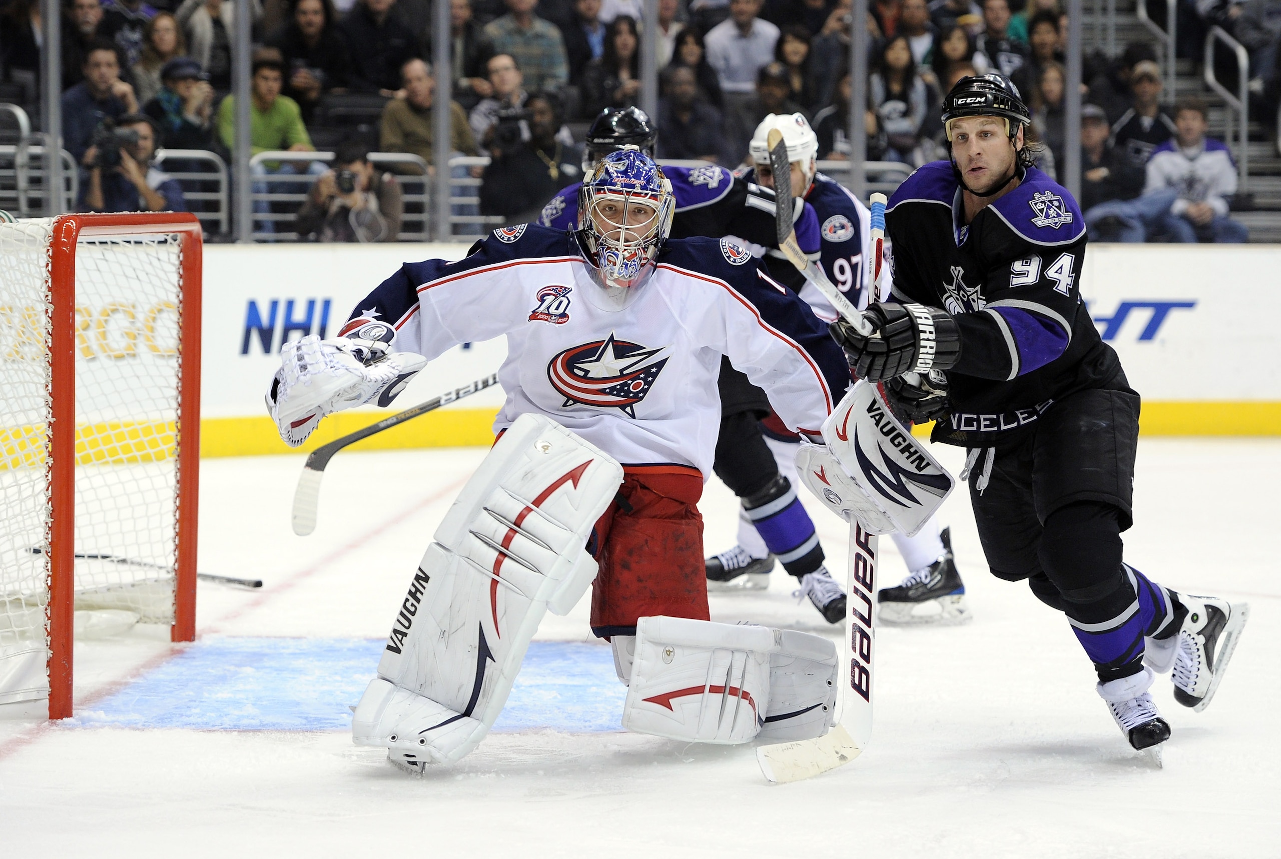 LOS ANGELES, CA - NOVEMBER 17:  Ryan Smyth #94 of the Los Angeles Kings goes after a puck in front of Steve Mason of the Columbus Blue Jackets during the second period at the Staples Center on November 17, 2010 in Los Angeles, California.  (Photo by Harry