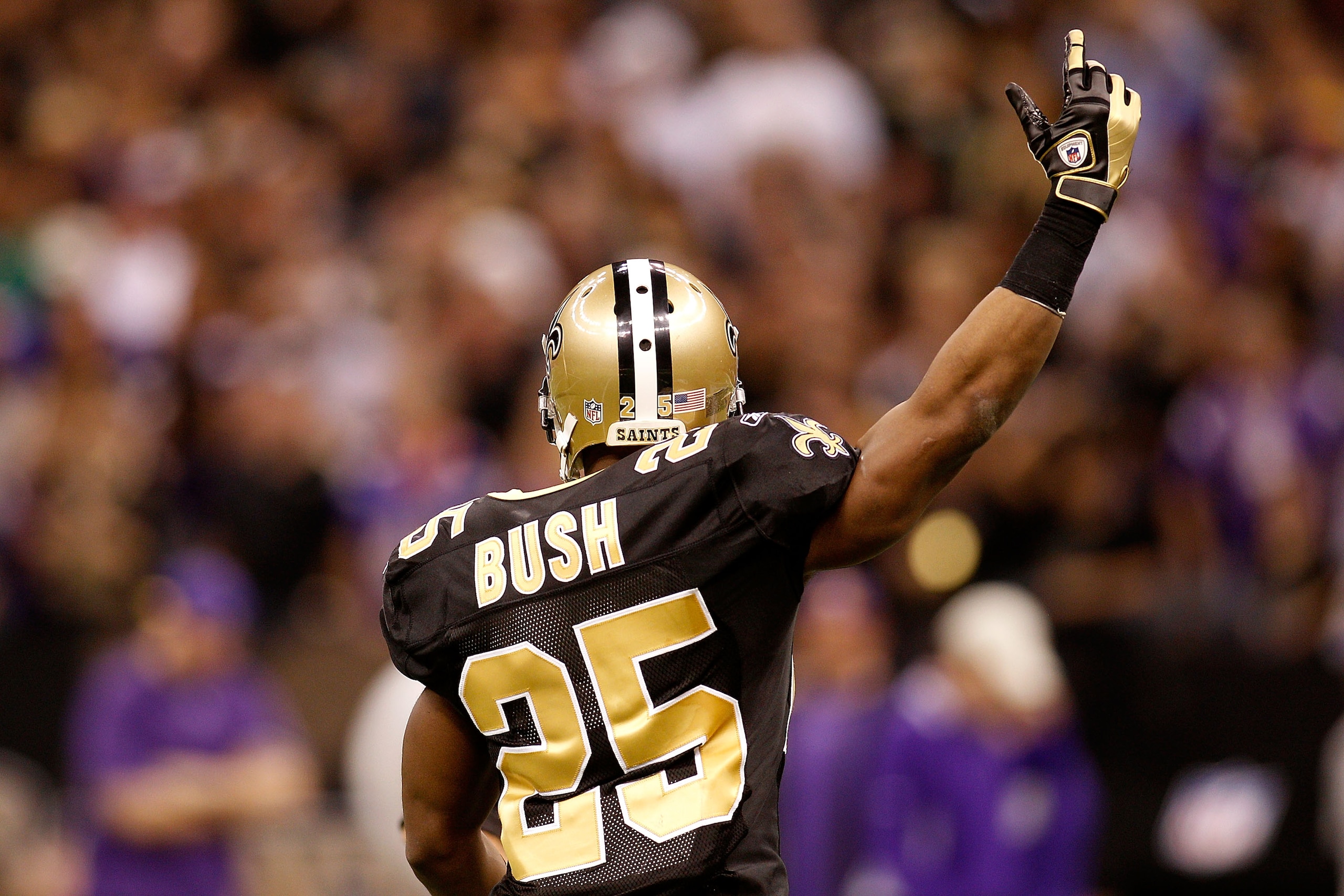 NEW ORLEANS - JANUARY 24:  Reggie Bush #25 of the New Orleans Saints reacts to the fans as he gets set to return a punt against the Minnesota Vikings during the NFC Championship Game at the Louisana Superdome on January 24, 2010 in New Orleans, Louisiana.