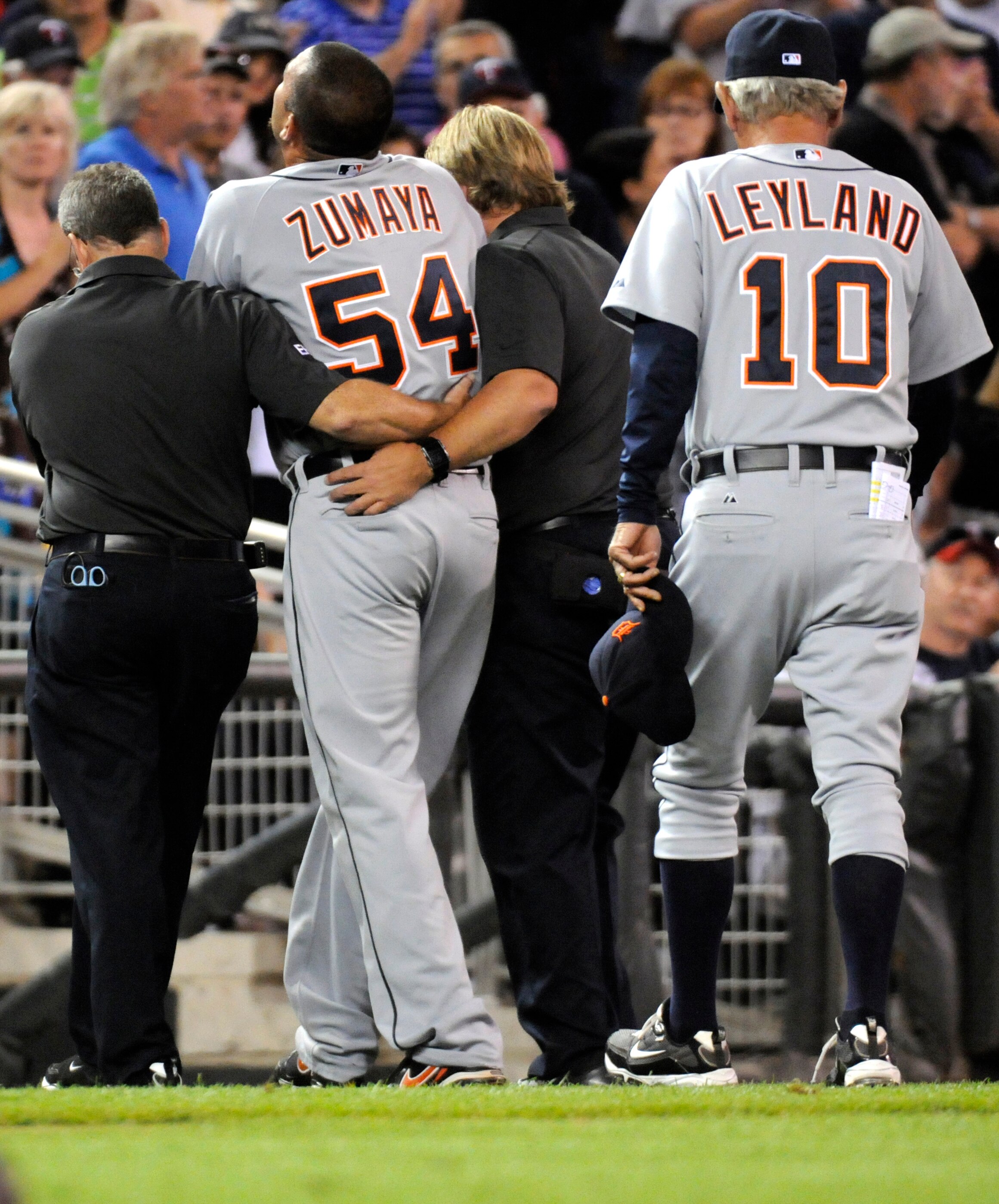 MINNEAPOLIS, MN - JUNE 28:  Manager Jim Leyland #10 of the Detroit Tigers follows Joel Zumaya #54 of the Detroit Tigers, with the assistance of trainers, off the field after falling to the ground clutching his elbow in the eighth inning against the Minnes