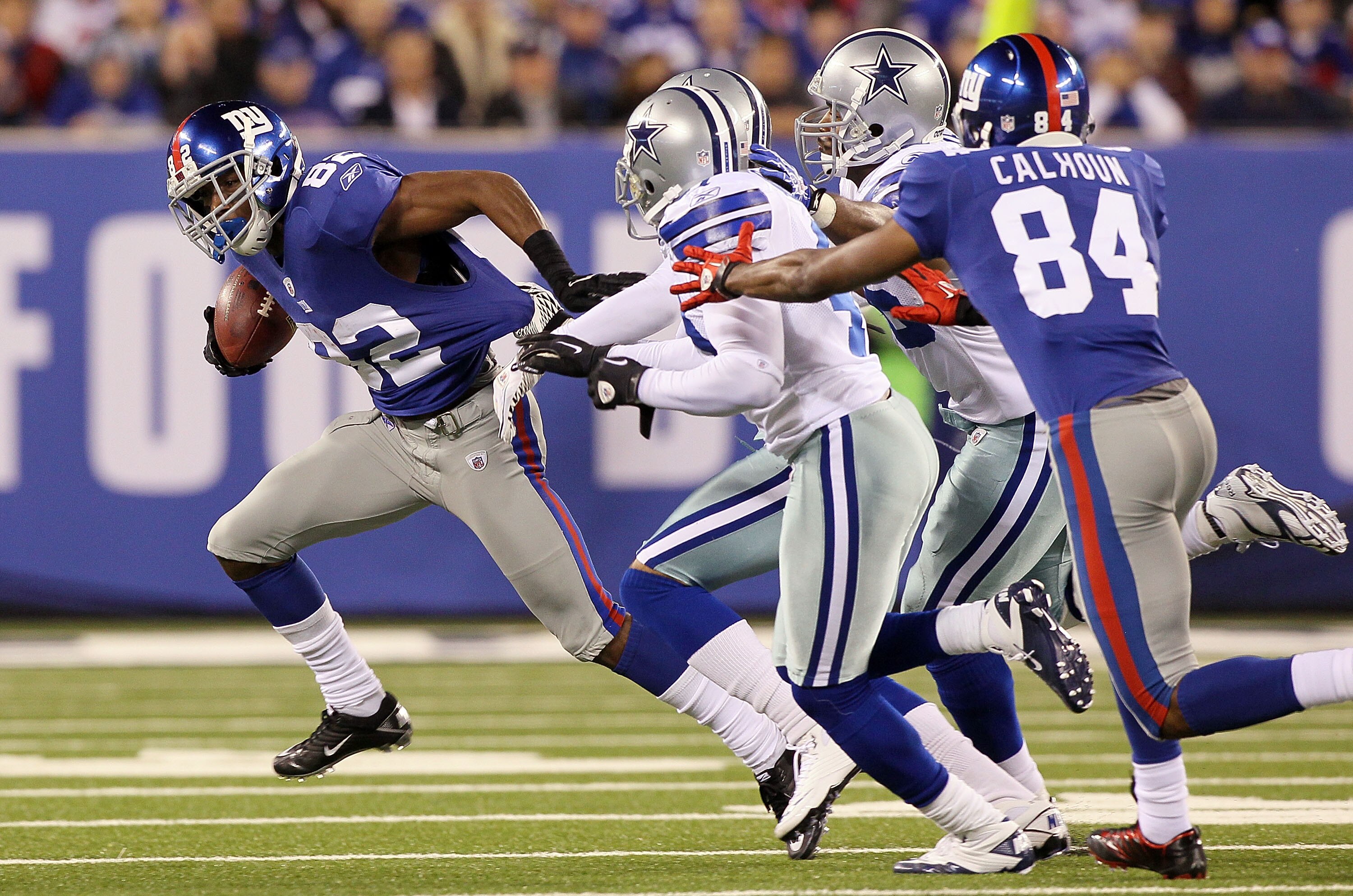 EAST RUTHERFORD, NJ - NOVEMBER 14:  Mario Manningham #82 of the New York Giants runs a reception against the Dallas Cowboys on November 14, 2010 at the New Meadowlands Stadium in East Rutherford, New Jersey. The Cowboys defeated the Giants 33-20.  (Photo