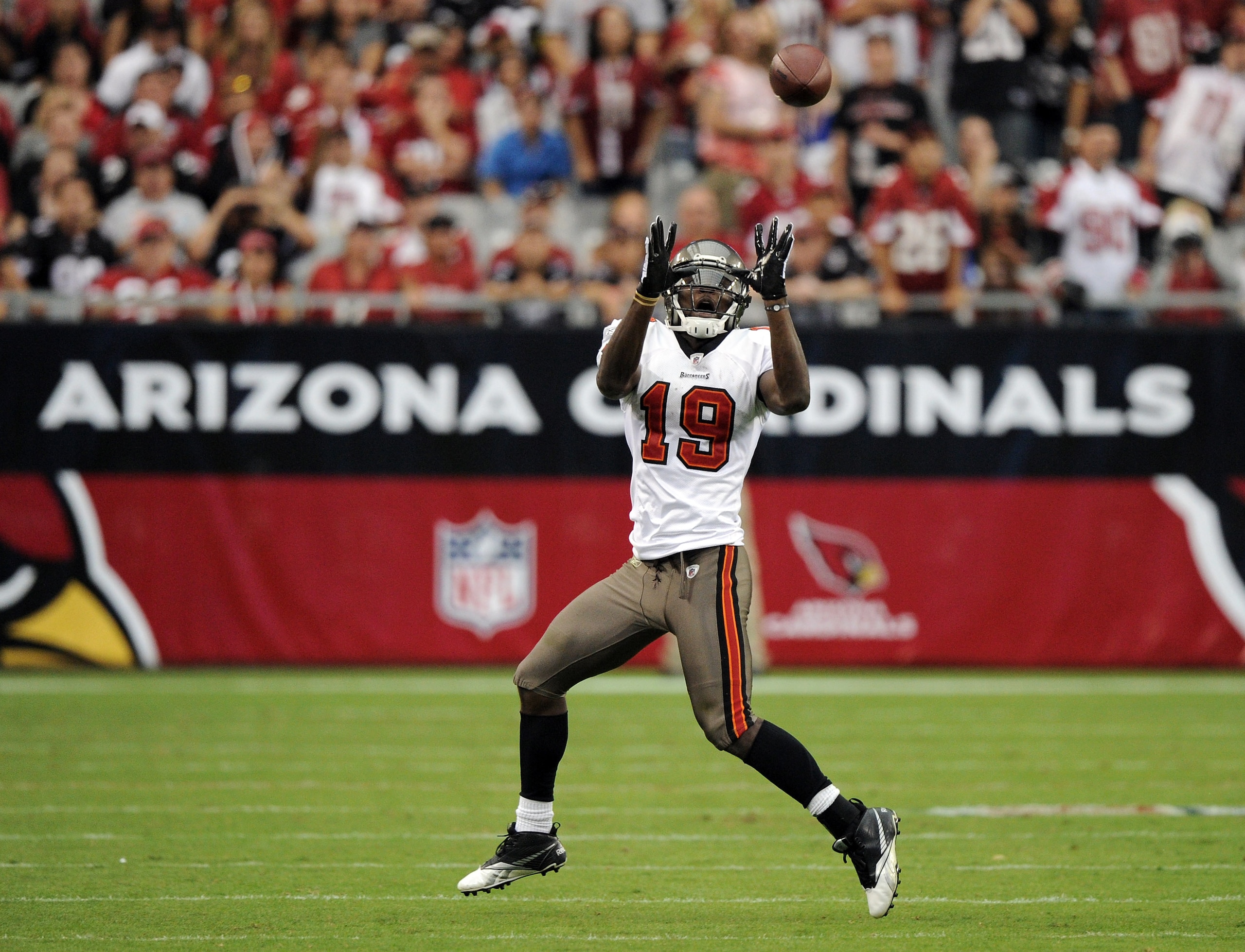 GLENDALE, AZ - OCTOBER 31: Mike Williams #19 of the Tampa Bay Buccaneers makes a catch against the Arizona Cardinals at University of Phoenix Stadium on October 31, 2010 in Glendale, Arizona. (Photo by Harry How/Getty Images) GLENDALE, AZ - OCTOBER 31: Mike Williams #19 of the Tampa Bay Buccaneers makes a catch against the Arizona Cardinals at University of Phoenix Stadium on October 31, 2010 in Glendale, Arizona. (Photo by Harry How/Getty Images)