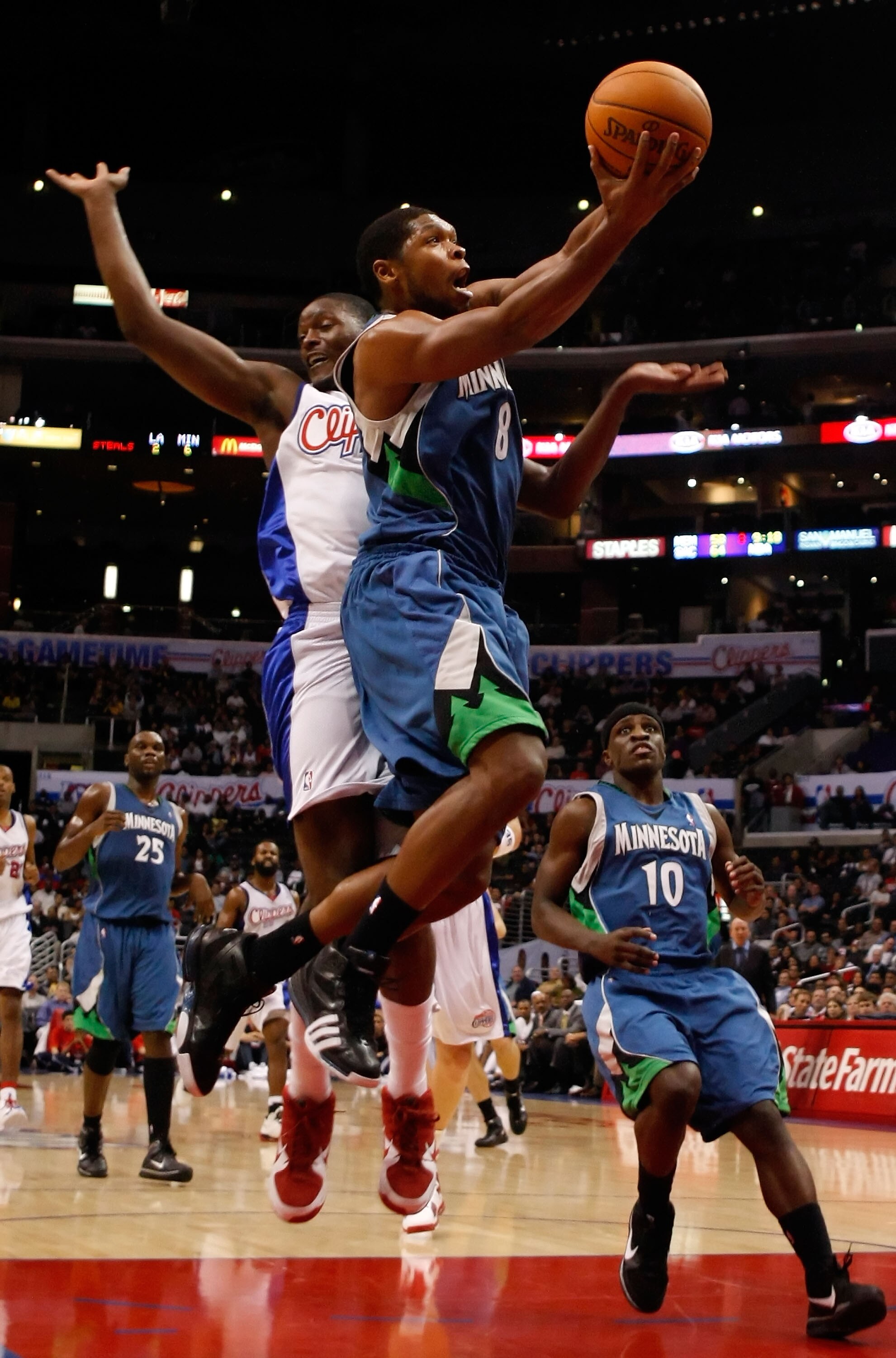 LOS ANGELES, CA - NOVEMBER 02:  Ryan Gomes #8 of the Minnesota Timberwolves drives to the basket past Al Thornton #12 of the Los Angeles Clippers during the first half at Staples Center on November 2, 2009 in Los Angeles, California. NOTE TO USER: User ex