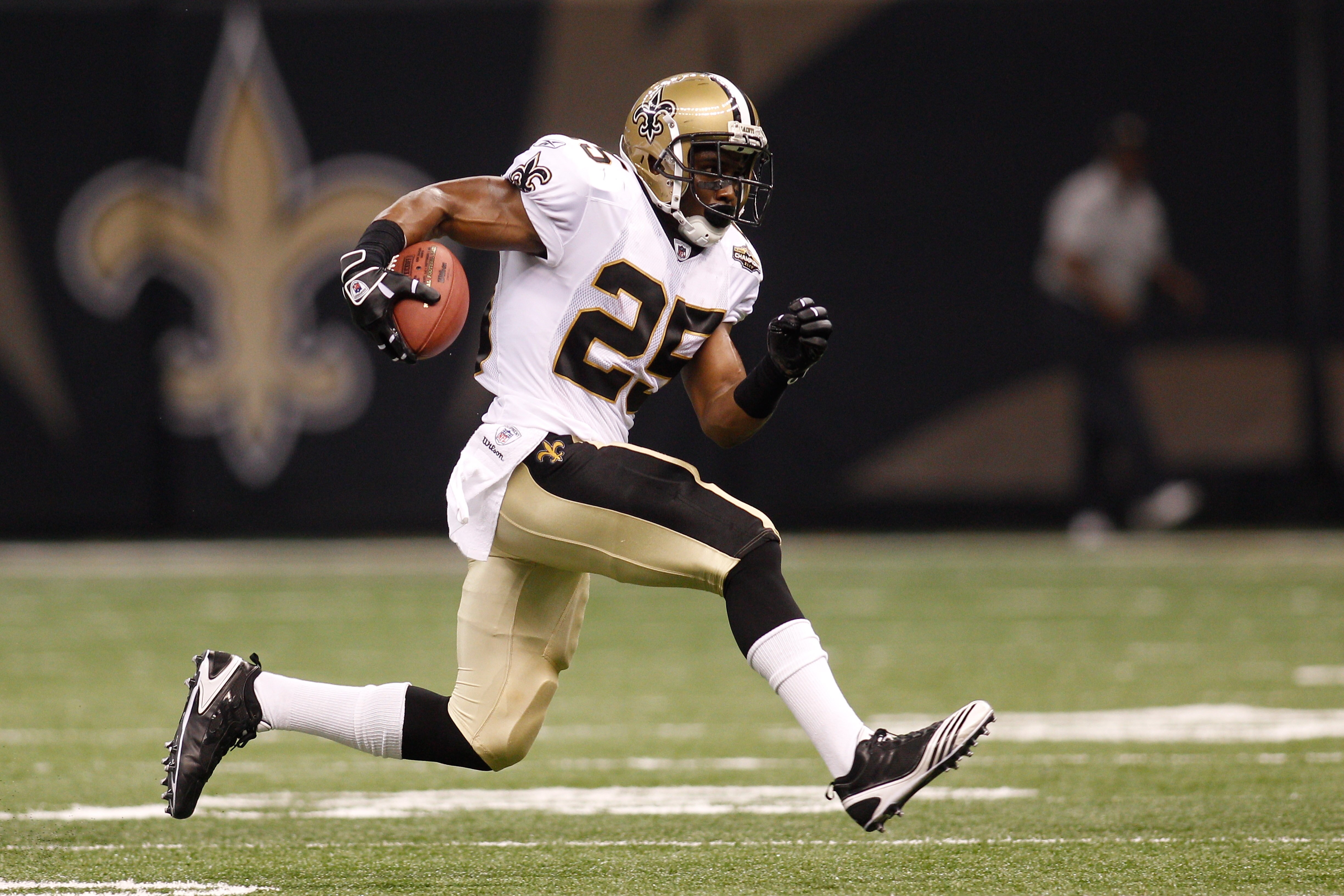 NEW ORLEANS - SEPTEMBER 09:  Reggie Bush #25 of the New Orleans Saints in action against the Minnesota Vikings at the Louisiana Superdome on September 9, 2010 in New Orleans, Louisiana.  (Photo by Chris Graythen/Getty Images)