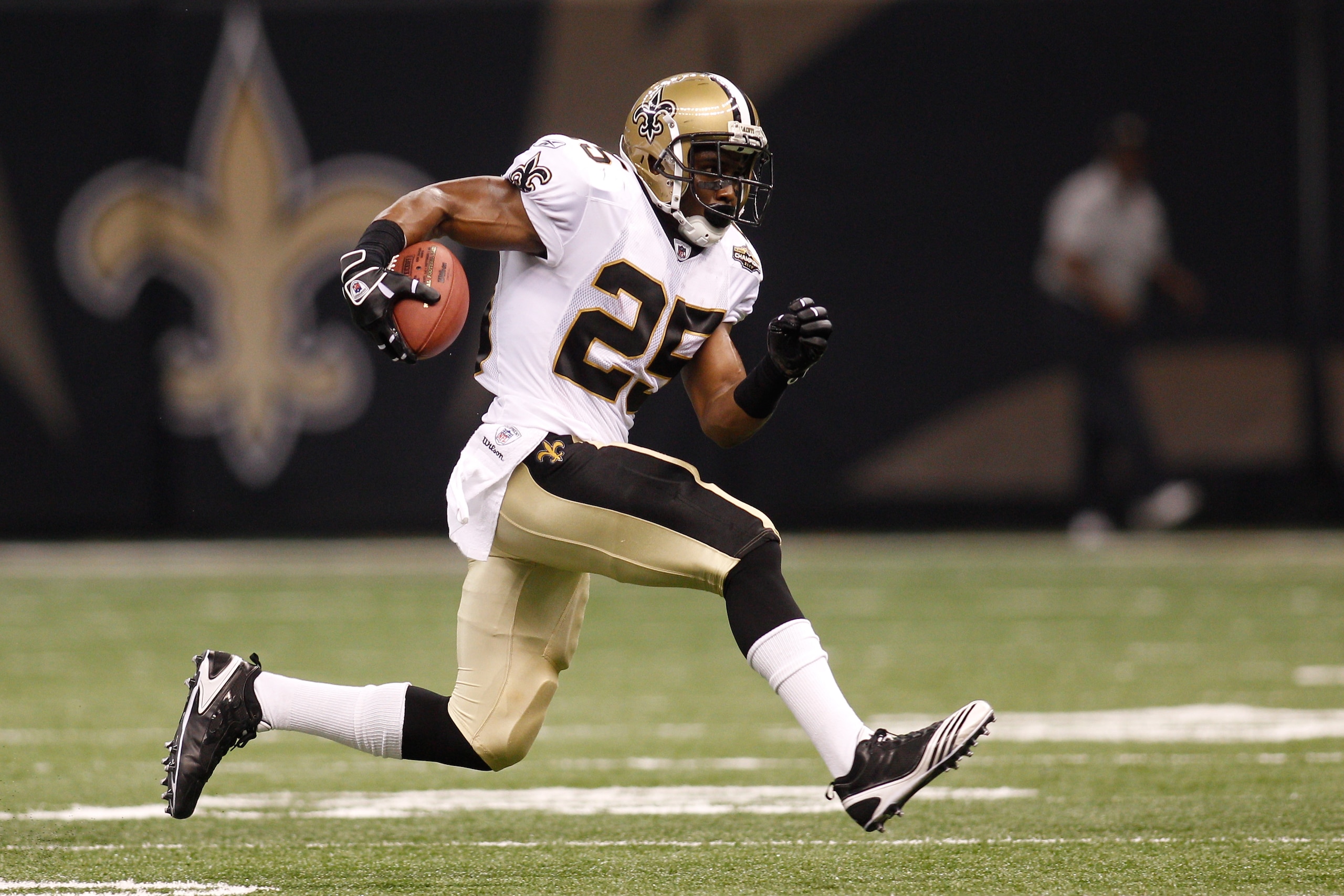 NEW ORLEANS - SEPTEMBER 09:  Reggie Bush #25 of the New Orleans Saints in action against the Minnesota Vikings at the Louisiana Superdome on September 9, 2010 in New Orleans, Louisiana.  (Photo by Chris Graythen/Getty Images)