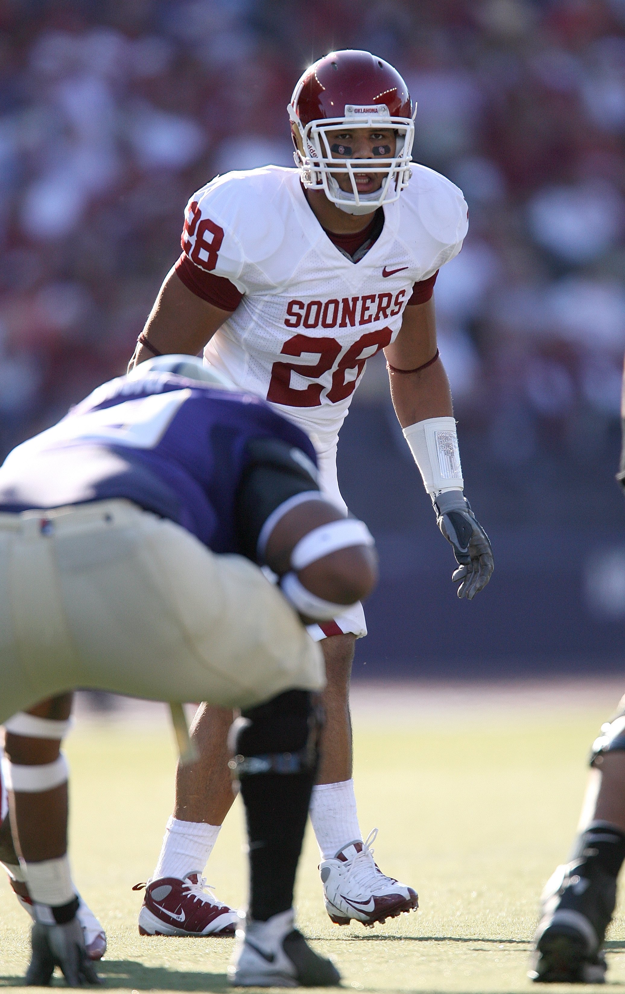 SEATTLE - SEPTEMBER 13:  Travis Lewis #28 of the Oklahoma Sooners lines up in position during the game against the Washington Huskies on September 13, 2008 at Husky Stadium in Seattle, Washington. The Sooners defeated the Huskies 55-14.(Photo by Otto Greu