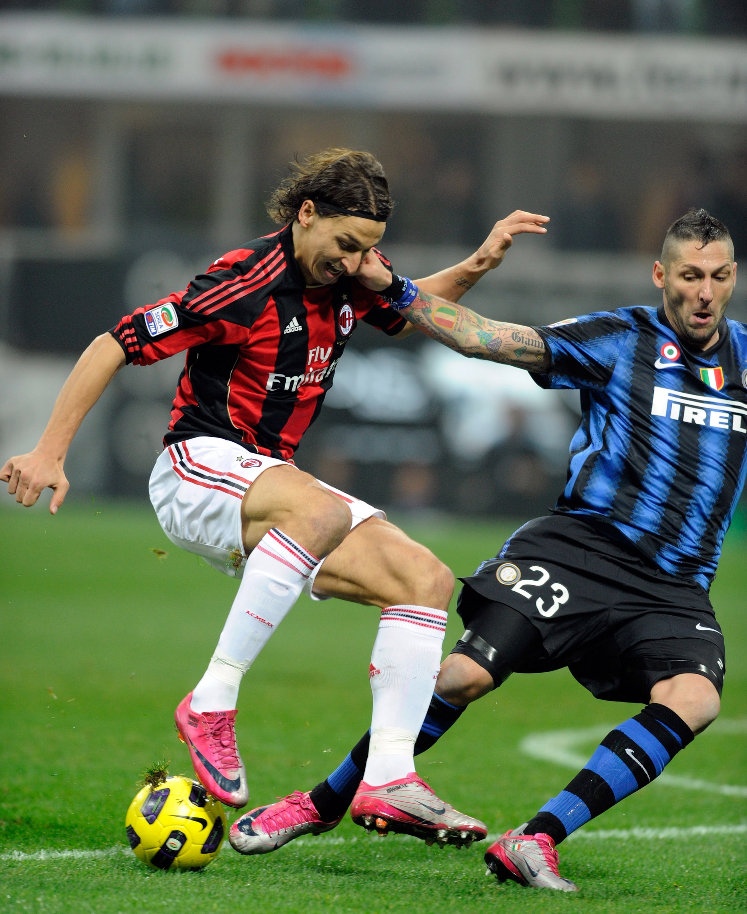MILAN, ITALY - NOVEMBER 14:  Marco Materazzi (R) of FC Internazionale Milano and Zlatan Ibrahimovic of AC Milan compete for the ball during the Serie A match between FC Inter and AC Milan at Stadio Giuseppe Meazza on November 14, 2010 in Milan, Italy.  (P