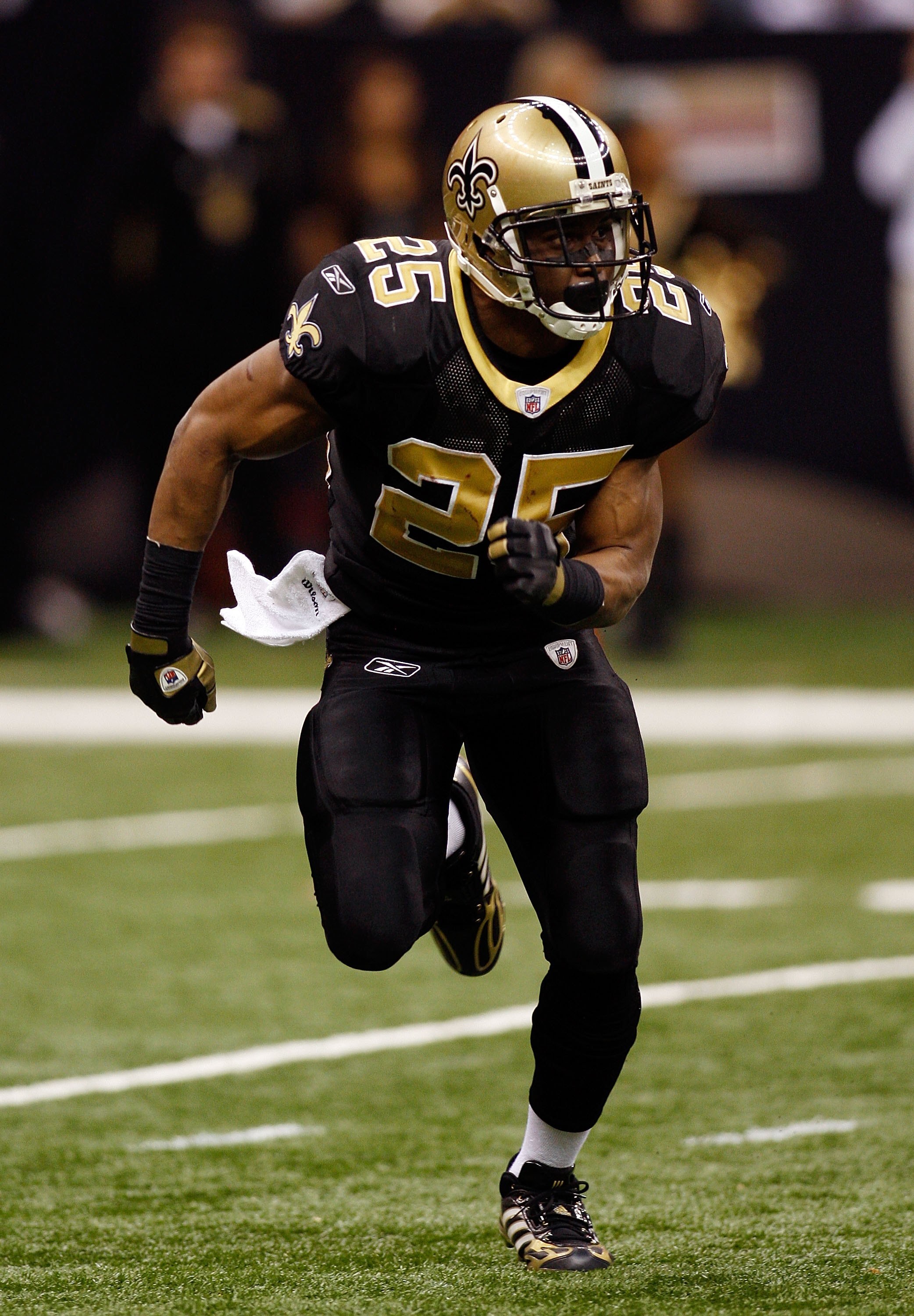 NEW ORLEANS - DECEMBER 07:  Reggie Bush #25 of the New Orleans Saints runs downfield against  the Atlanta Falcons on December 7, 2008 at the Superdome in New Orleans, Louisiana.  (Photo by Chris Graythen/Getty Images)