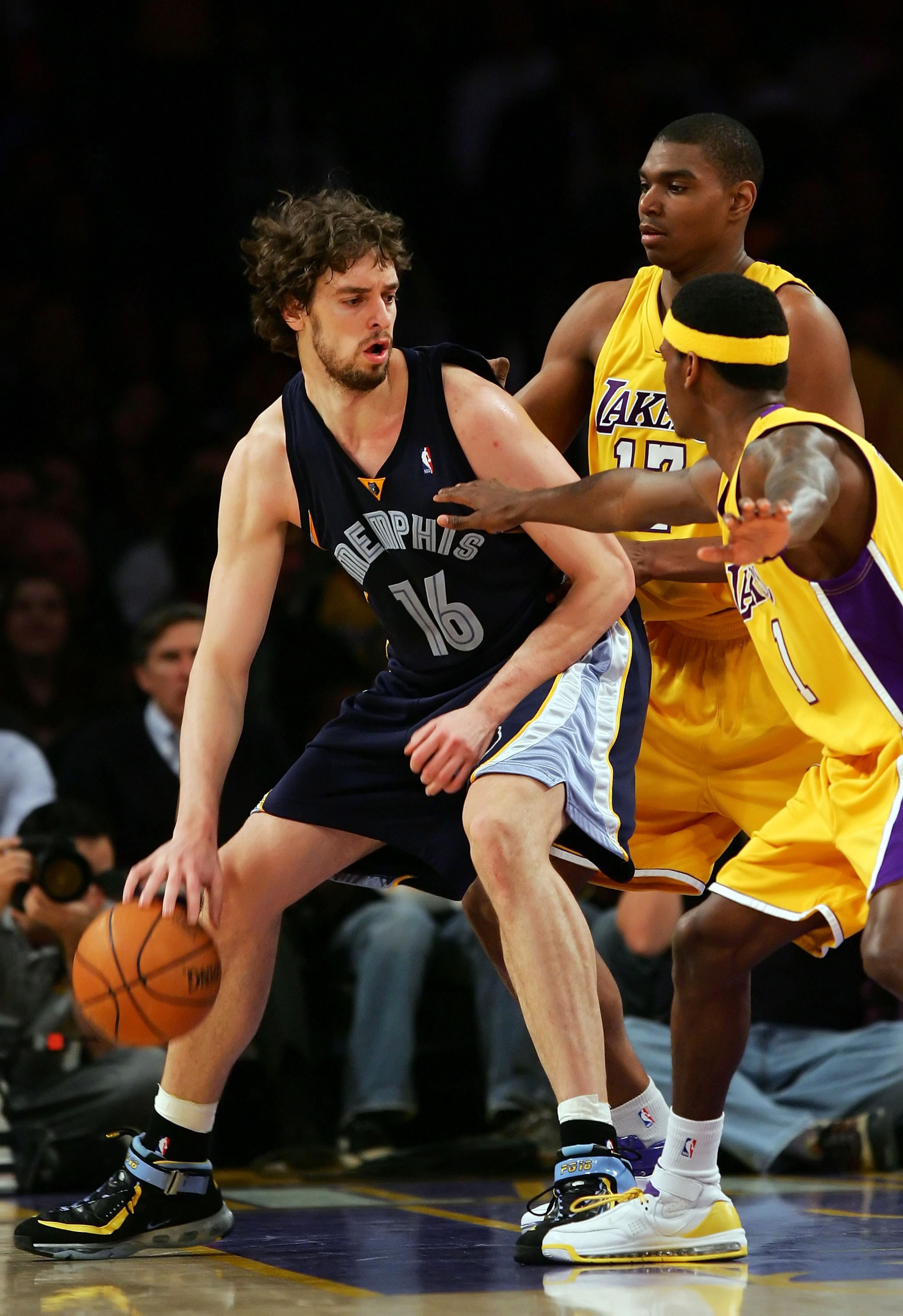 LOS ANGELES, CA - MARCH 27: Pau Gasol #16 of the Memphis Grizzlies drives against Andrew Bynum #17 and Shammond Williams #3 of the Los Angeles Lakers at Staples Center on March 27, 2007 in Los Angeles, California. NOTE TO USER: User expressly acknowled LOS ANGELES, CA - MARCH 27: Pau Gasol #16 of the Memphis Grizzlies drives against Andrew Bynum #17 and Shammond Williams #3 of the Los Angeles Lakers at Staples Center on March 27, 2007 in Los Angeles, California. NOTE TO USER: User expressly acknowled