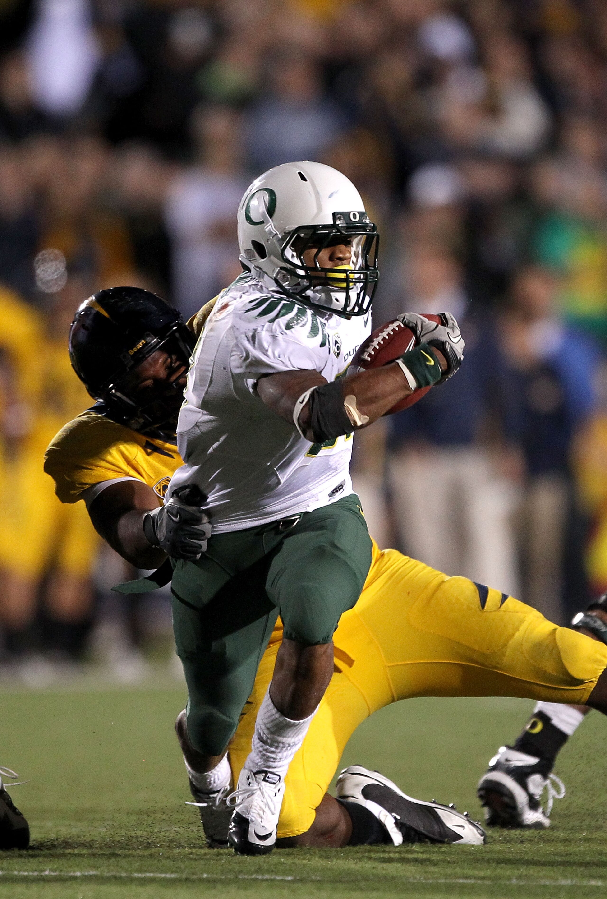 BERKELEY, CA - NOVEMBER 13:  LaMichael James #21 of the Oregon Ducks in action during their game against the California Golden Bears  at California Memorial Stadium on November 13, 2010 in Berkeley, California.  (Photo by Ezra Shaw/Getty Images)