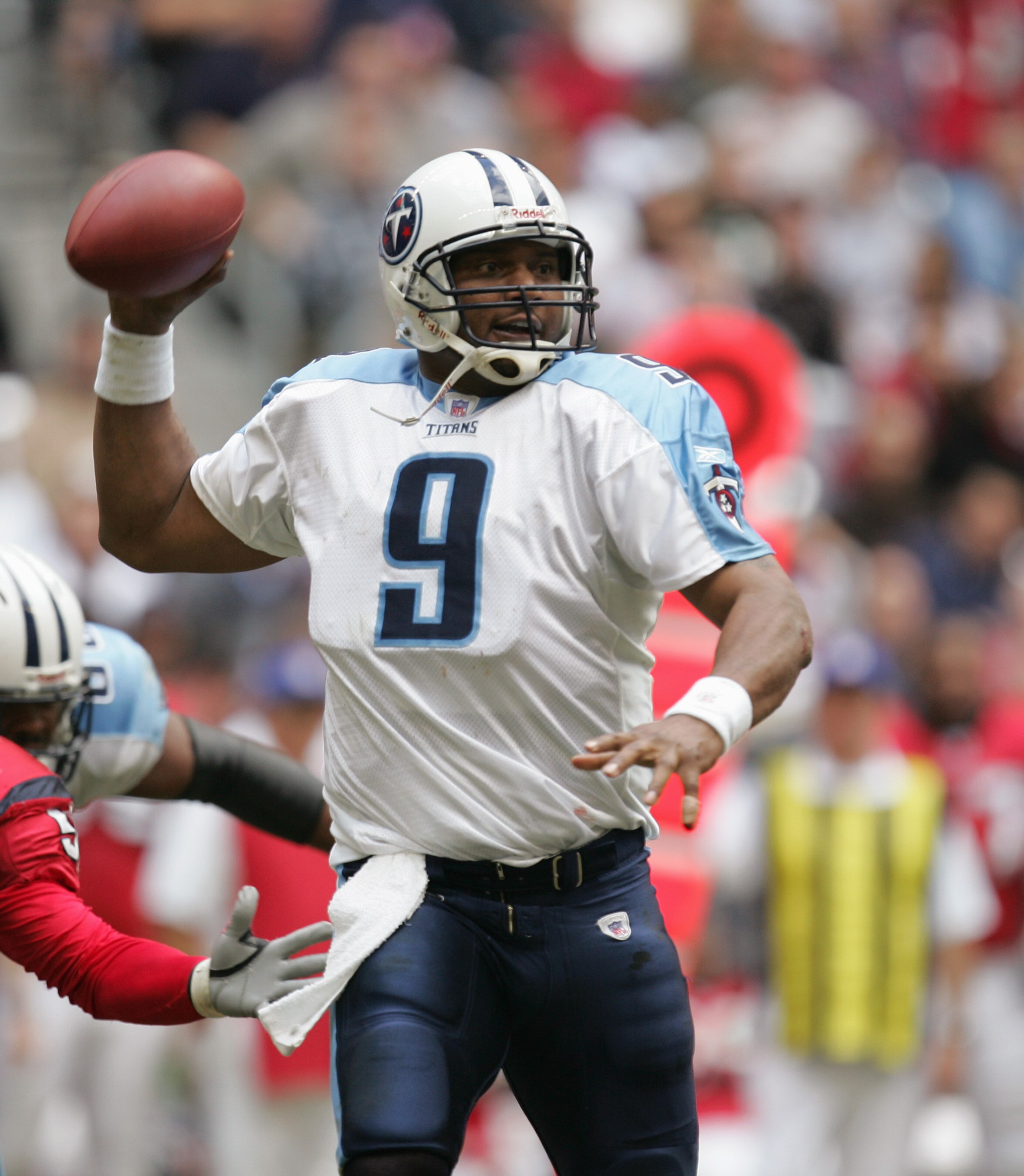 HOUSTON - NOVEMBER 28:  Quarterback Steve McNair #9 of the Tennessee Titans sets to pass during the game against the Houston Texans on November 28, 2004 at Reliant Stadium in Houston, Texas. The Texans defeated the Titans 31-21. (Photo by Ronald Martinez/