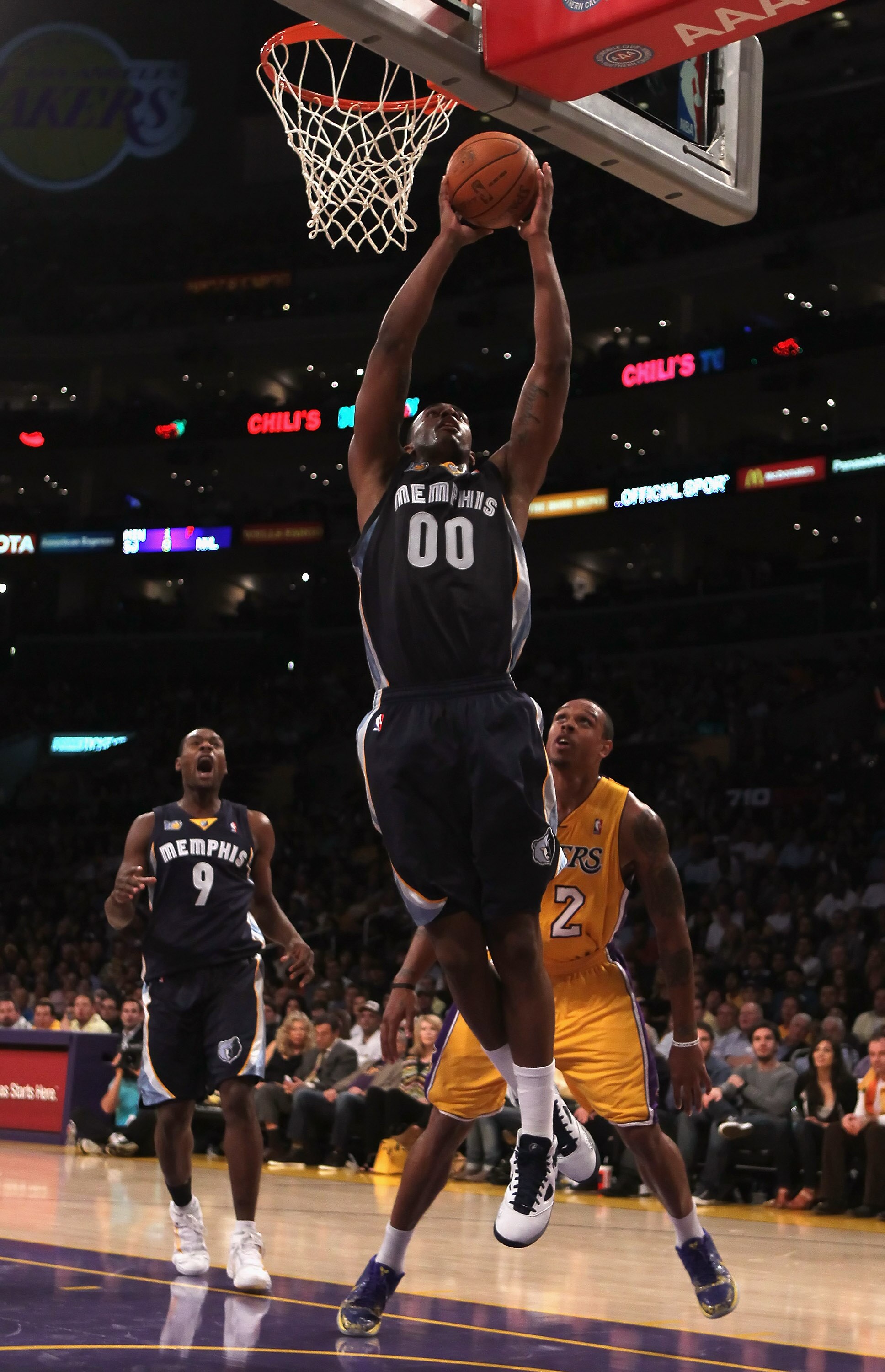 LOS ANGELES, CA - NOVEMBER 02:  Darrell Arthur#00 of the Memphis Grizzlies drives to the basket past Shannon Brown #12 of the Los Angeles Lakers during the fourth quarter at Staples Center on November 2, 2010 in Los Angeles, California. The Lakers defeate