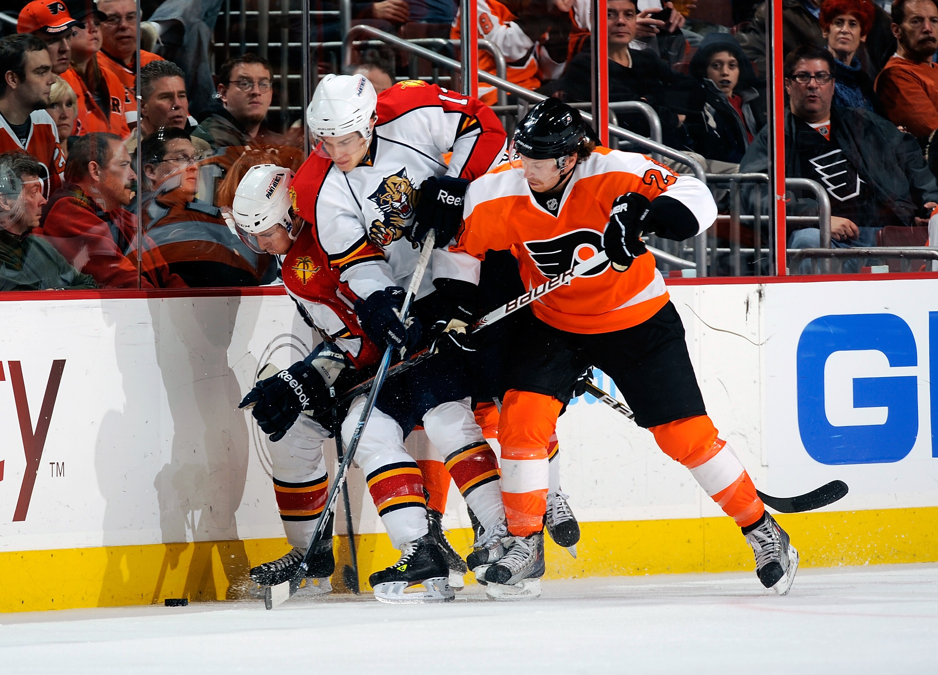 PHILADELPHIA - NOVEMBER 13:   Claude Giroux #28 of the Philadelphia Flyers fights for the puck along the boards against the Florida Panthers on November 13, 2010 in Philadelphia, Pennsylvania.  (Photo by Lou Capozzola/Getty Images)