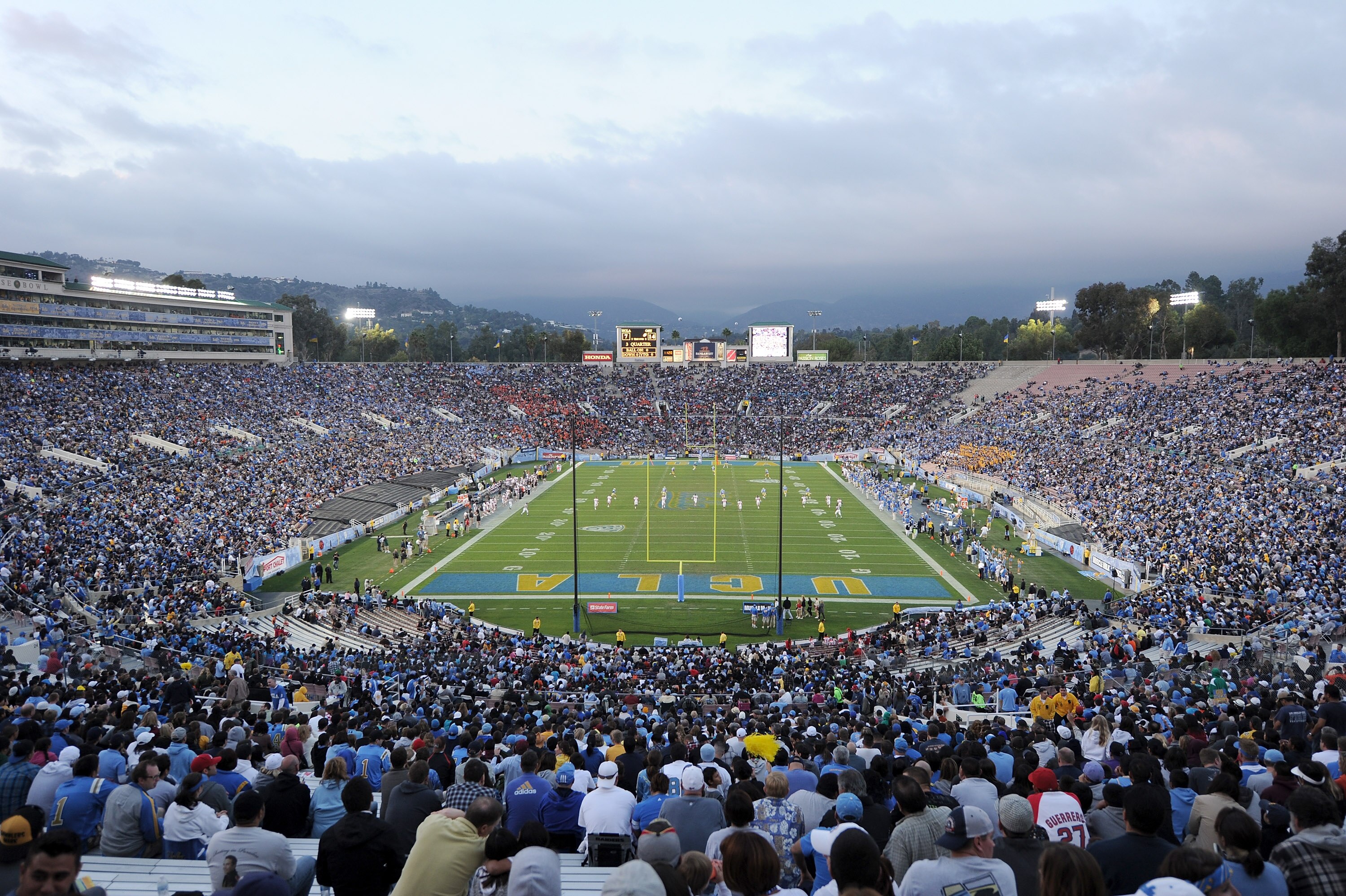 PASADENA, CA - NOVEMBER 06:  General view of the stadium during the game between the Oregon State Beavers and the UCLA Bruins at the Rose Bowl on November 6, 2010 in Pasadena, California.  (Photo by Harry How/Getty Images)