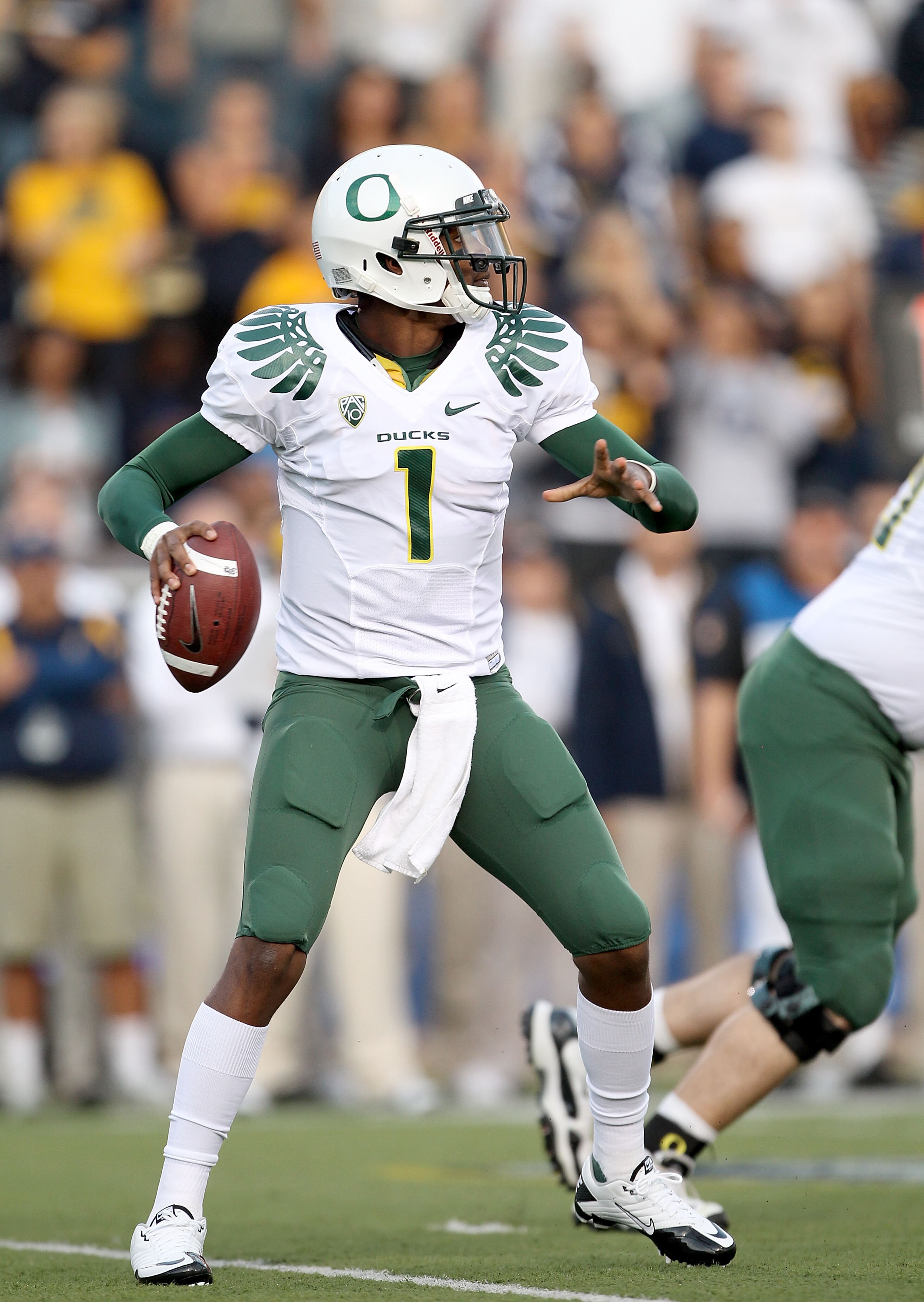 BERKELEY, CA - NOVEMBER 13:  Darron Thomas #1 of the Oregon Ducks in action during their game against the California Golden Bears  at California Memorial Stadium on November 13, 2010 in Berkeley, California.  (Photo by Ezra Shaw/Getty Images)