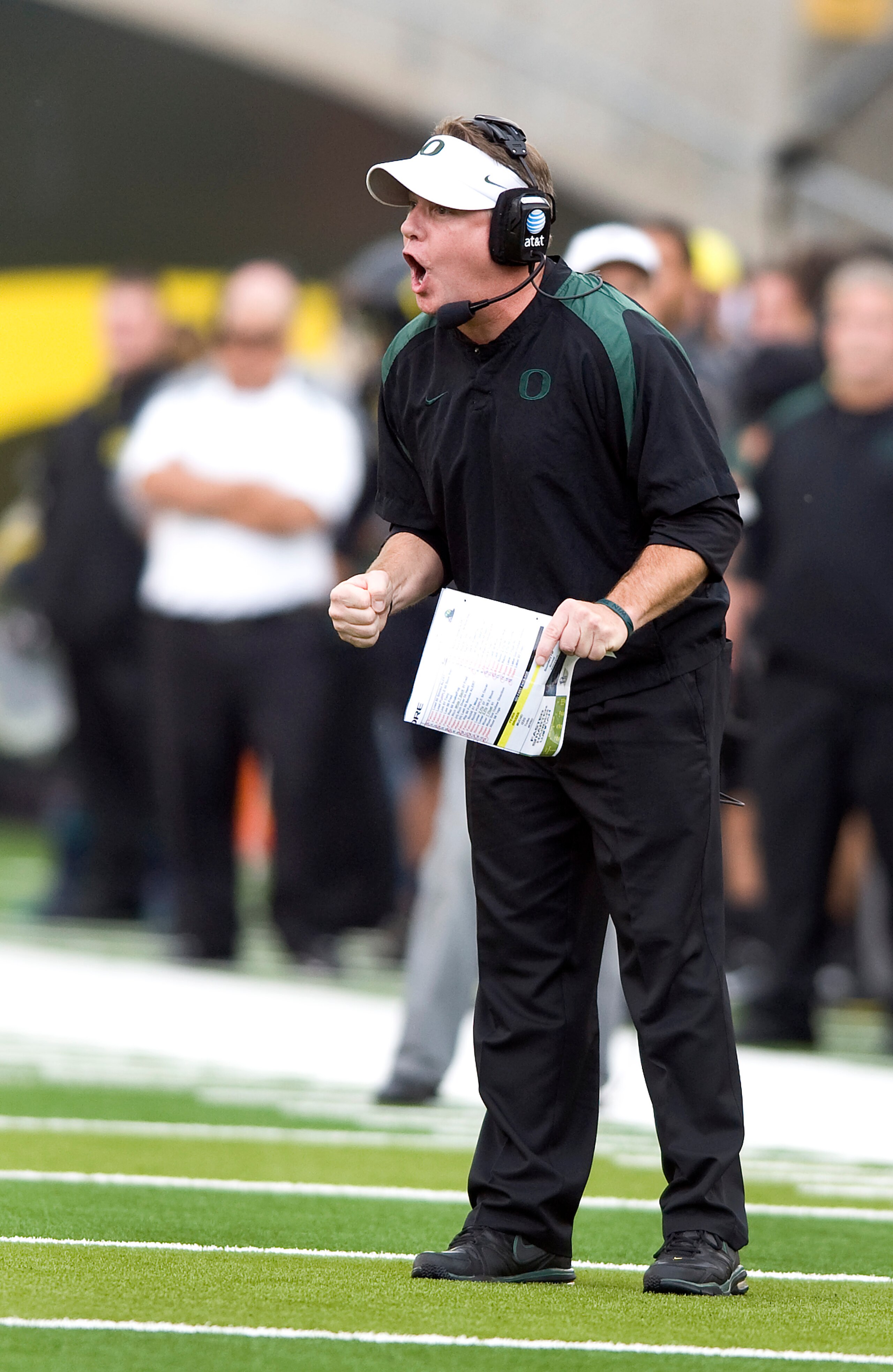 EUGENE, OR - NOVEMBER 06: Head coach Chip Kelly of the Oregon Ducks yells out to his team in the second quarter of the game against the Washington Huskies at Autzen Stadium on November 6, 2010 in Eugene, Oregon. The Ducks won the game 53-16. (Photo by Ste