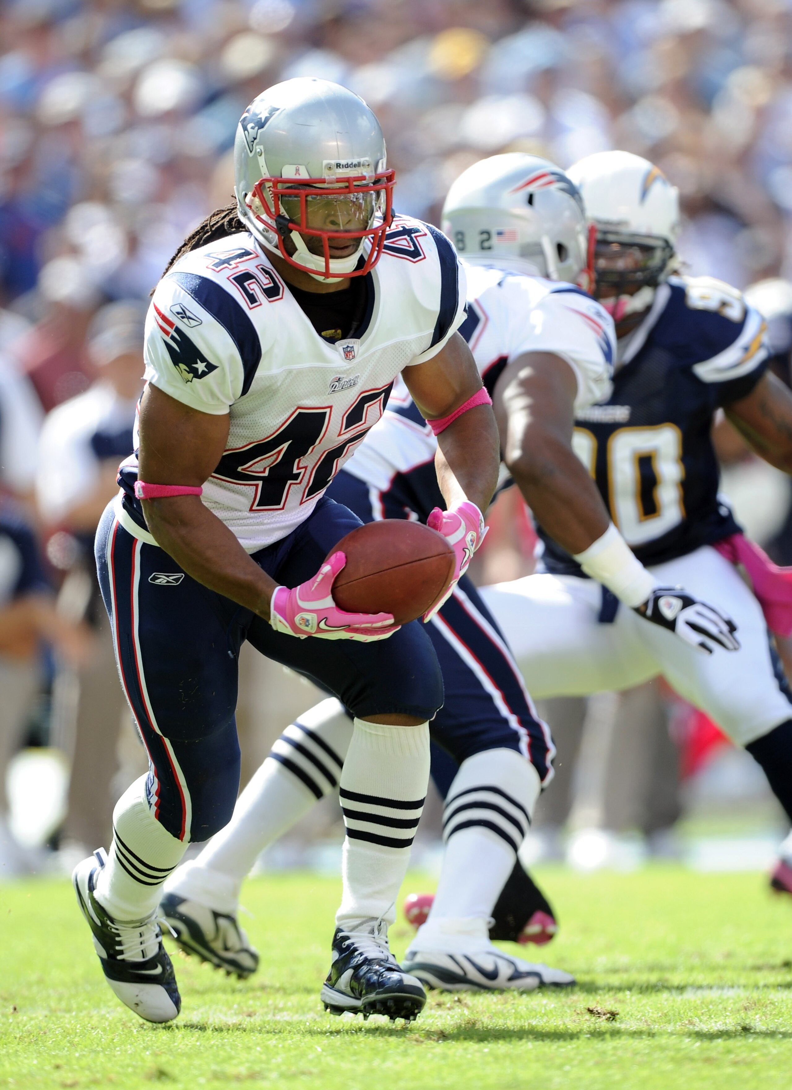 SAN DIEGO - OCTOBER 24:  BenJarvus Green-Ellis of the New England Patriots takes a handoff against the San Diego Chargers during the first quarter at Qualcomm Stadium on October 24, 2010 in San Diego, California.  (Photo by Harry How/Getty Images)