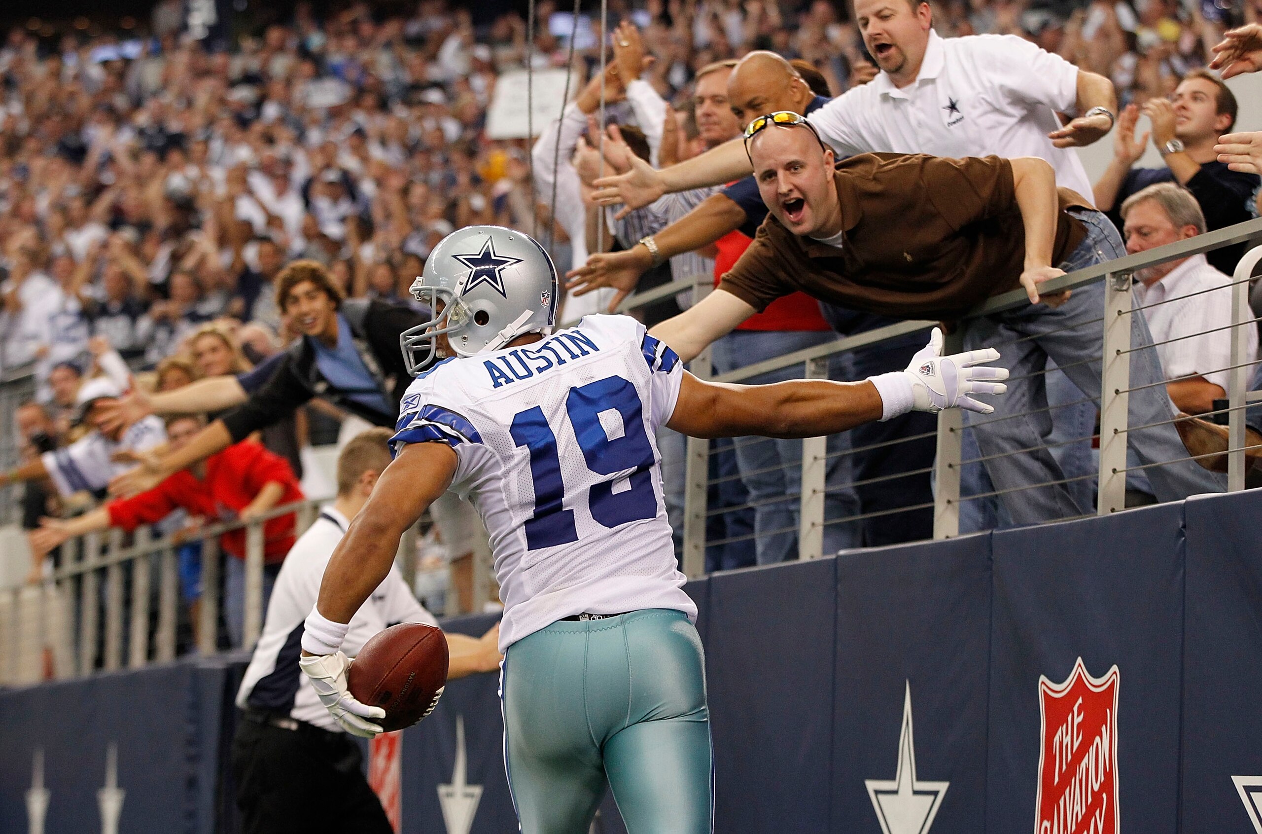 ARLINGTON, TX - NOVEMBER 21:  Miles Austin #19 of the Dallas Cowboys scores a third quarter touchdown on a 3 yard pass from Jon Kitna #3 and celebrates with the fans during the game at Dallas Stadium on November 21, 2010 in Arlington, Texas. The Cowboys d