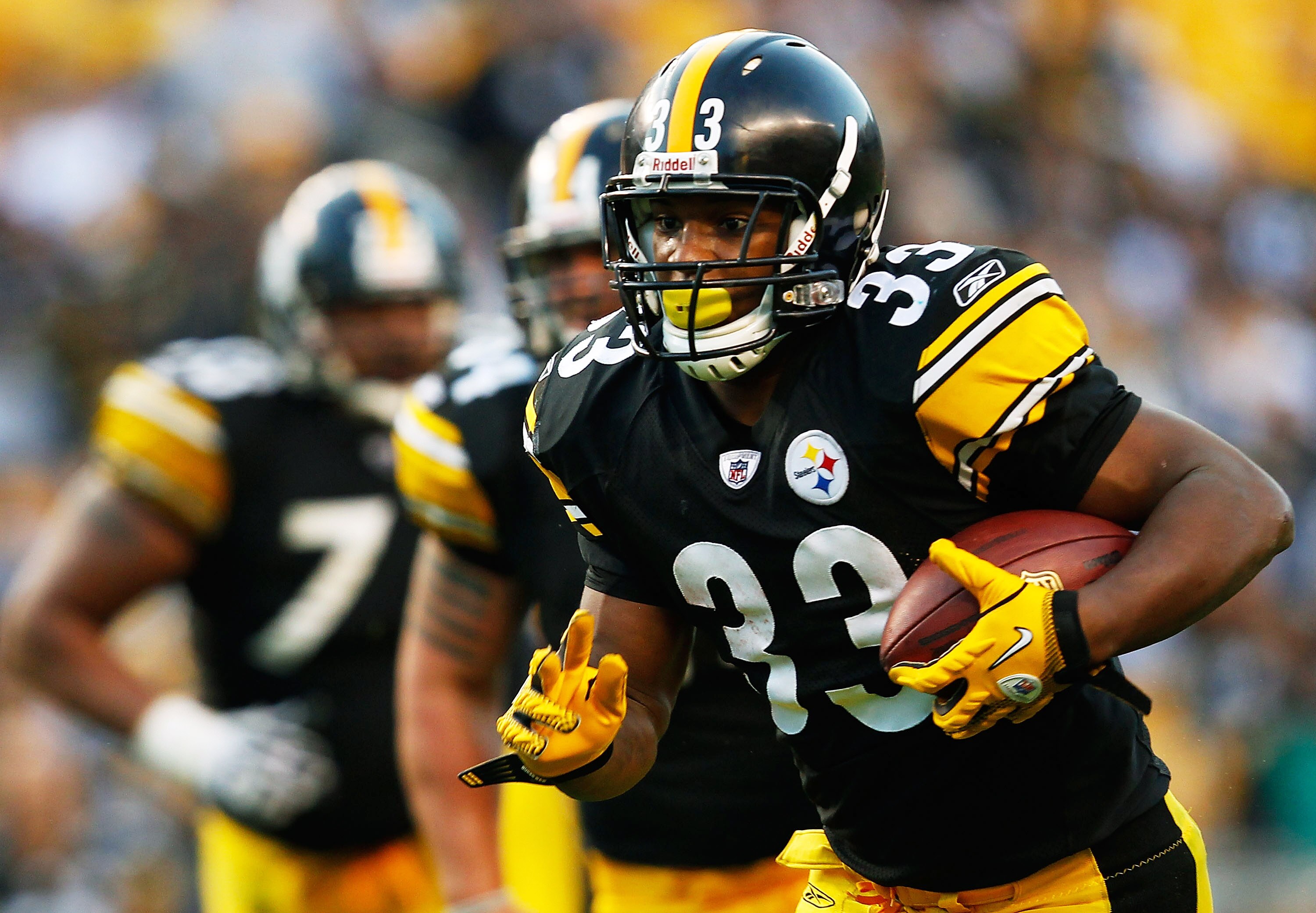 PITTSBURGH - NOVEMBER 21:  Isaac Redman #33 of the Pittsburgh Steelers runs into the endzone for a touchdown after catching a pass against the Oakland Raiders during the game on November 21, 2010 at Heinz Field in Pittsburgh, Pennsylvania.  (Photo by Jare