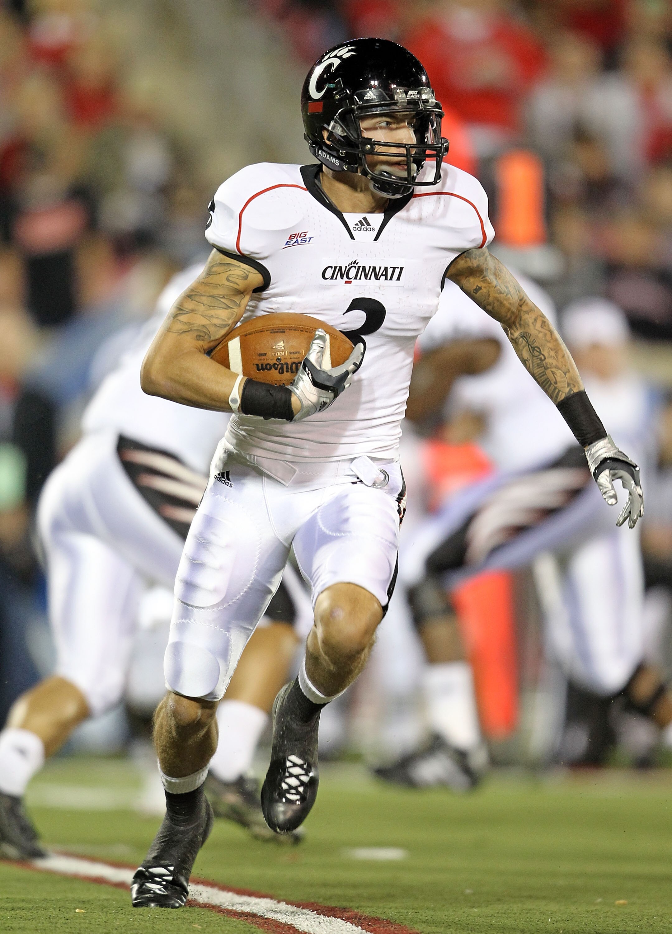 LOUISVILLE, KY - OCTOBER 15:  D J Woods #3 of the Cincinnati Bearcats runs with the ball during the Big East Conference game against the Louisville Cardinals at Papa John's Cardinal Stadium on October 15, 2010 in Louisville, Kentucky.  (Photo by Andy Lyon