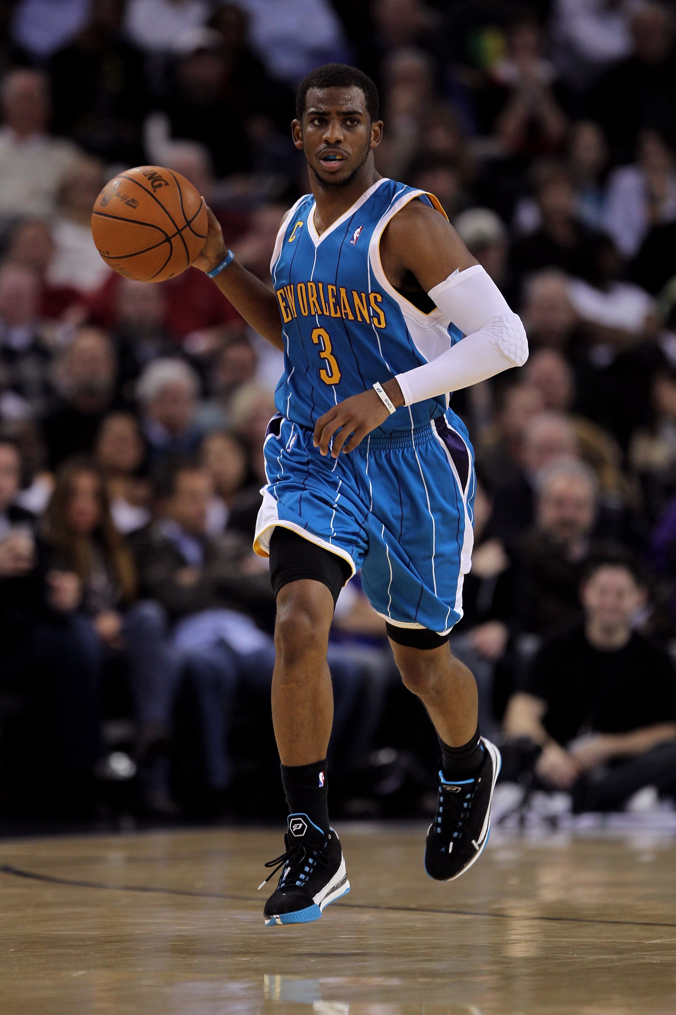 OAKLAND, CA - JANUARY 27:  Chris Paul #3 of the New Orleans Hornets in action during their game against the Golden State Warriors at Oracle Arena on January 27, 2010 in Oakland, California.  NOTE TO USER: User expressly acknowledges and agrees that, by do