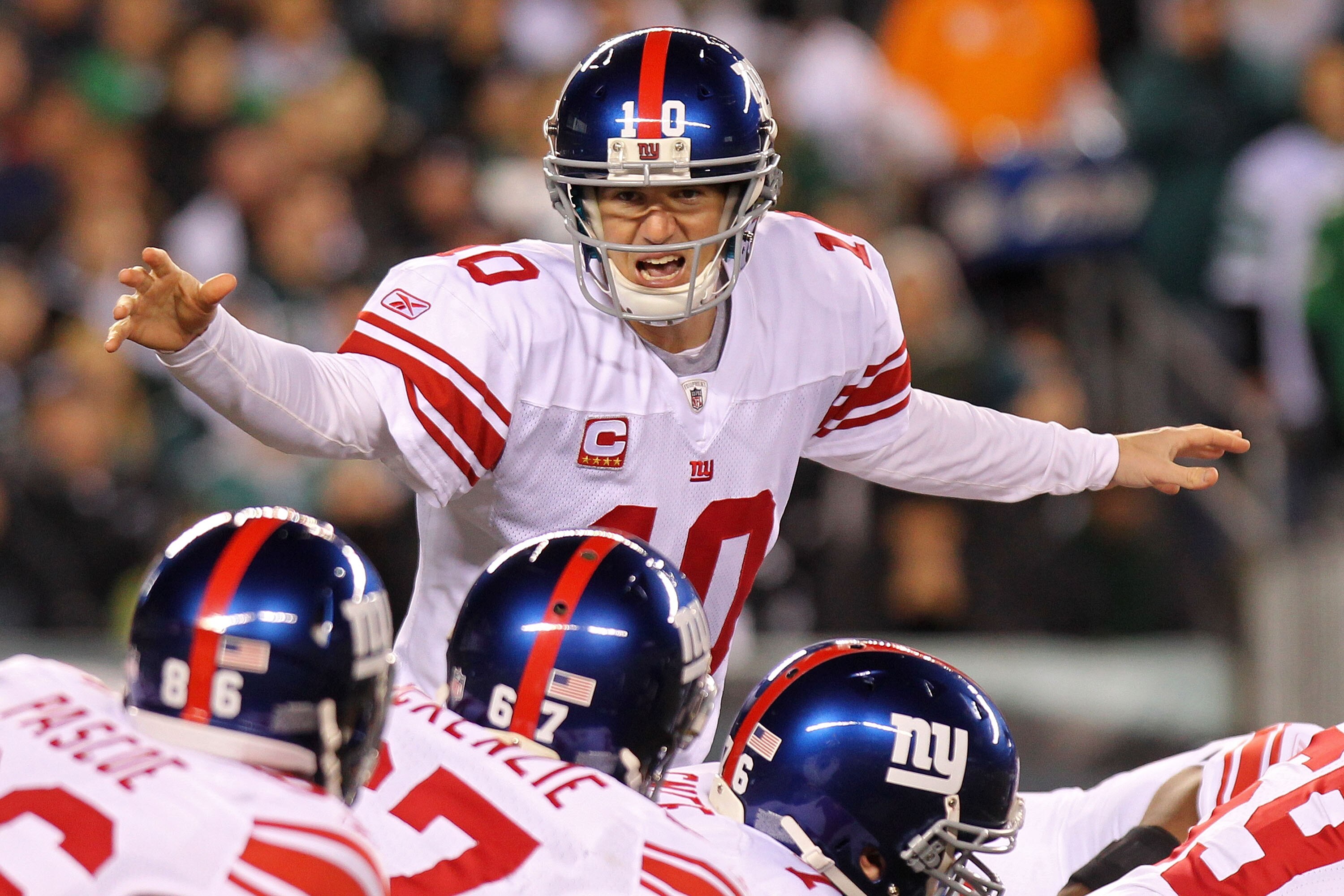 PHILADELPHIA - NOVEMBER 21:  Eli Manning #10 of the New York Giants calls a play at the line of scrimage against the Philadelphia Eagles at Lincoln Financial Field on November 21, 2010 in Philadelphia, Pennsylvania.  (Photo by Nick Laham/Getty Images)